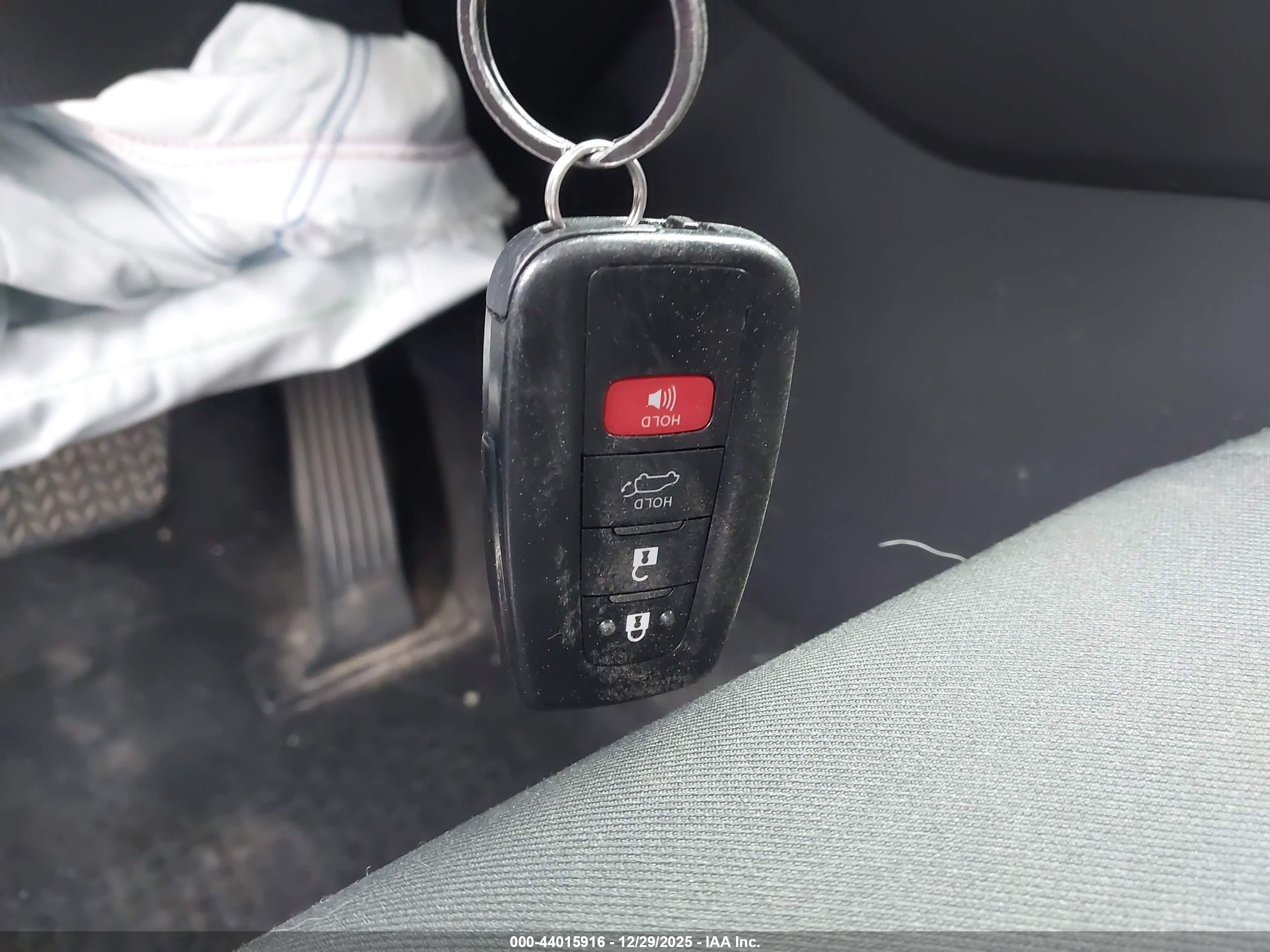 TOYOTA RAV4 image 11