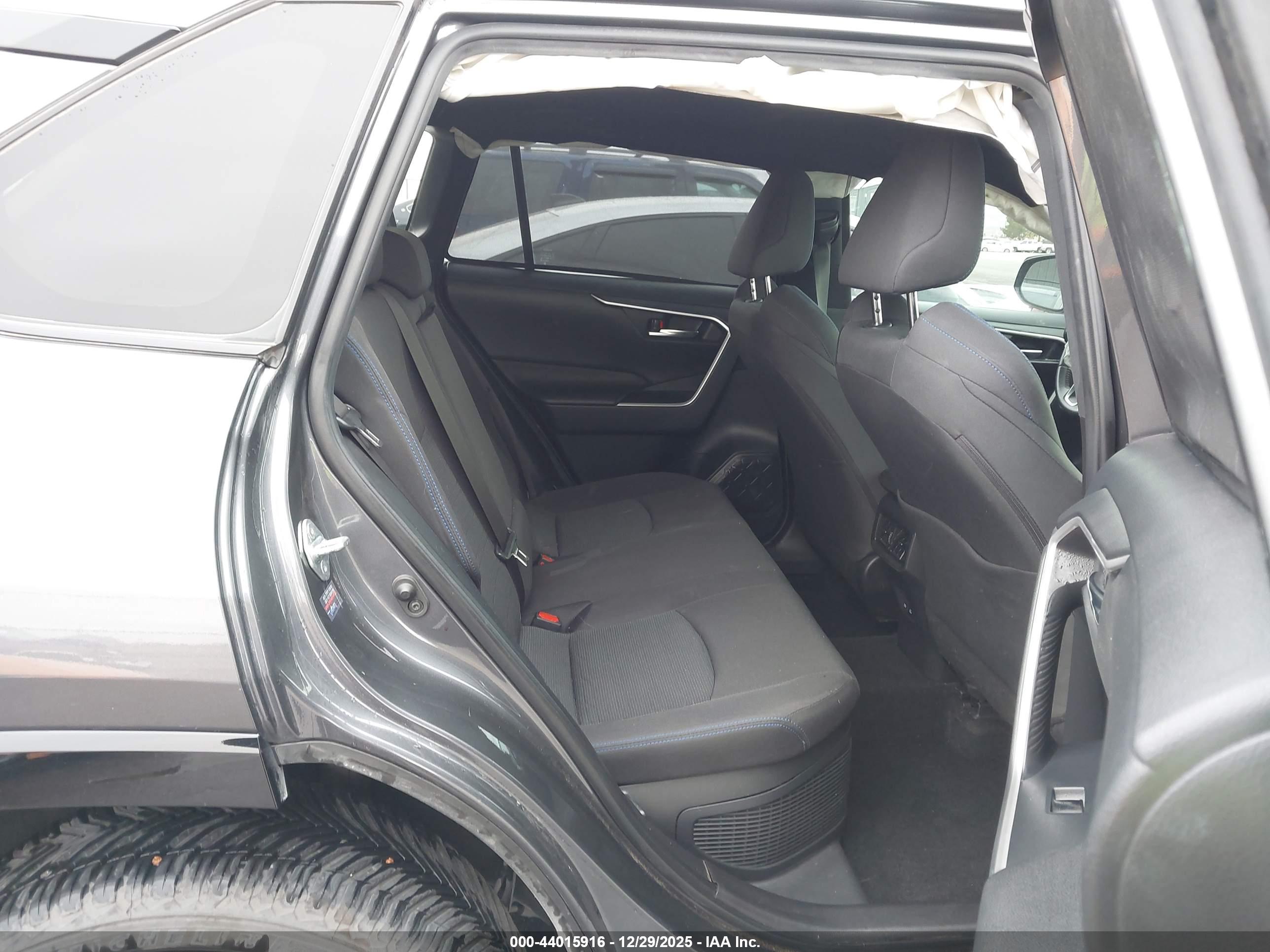 TOYOTA RAV4 image 8