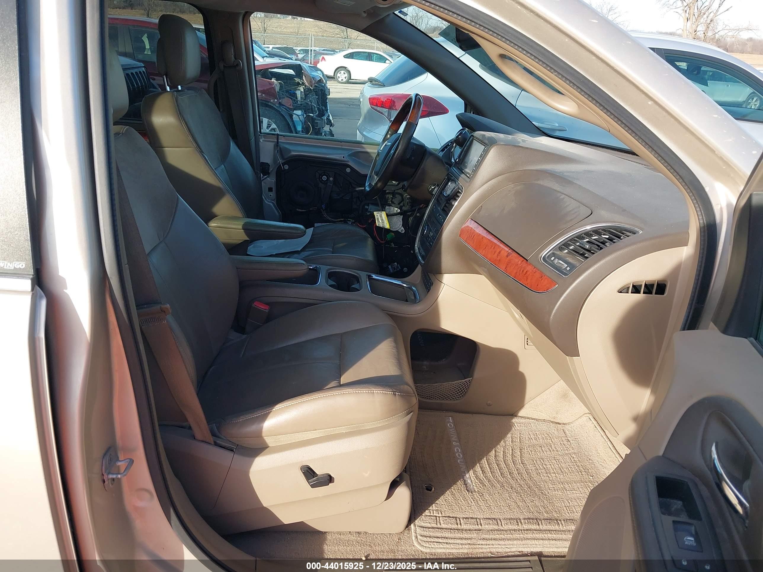 CHRYSLER TOWN image 5