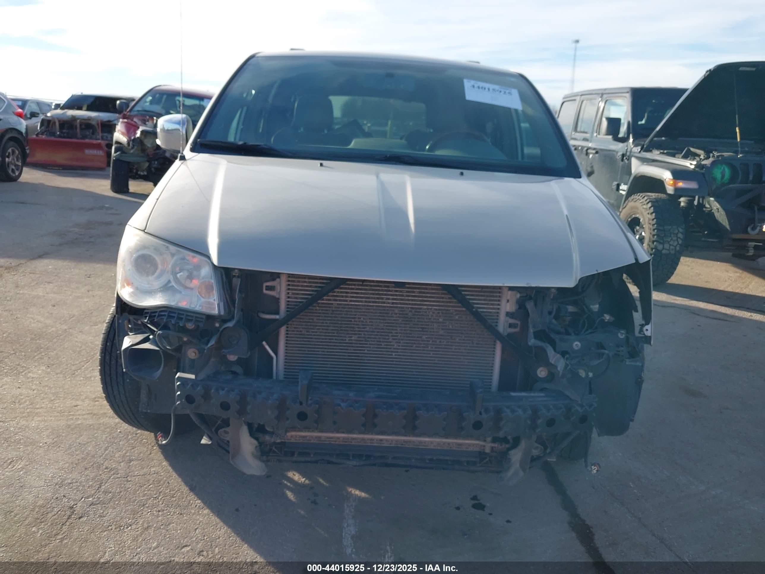 CHRYSLER TOWN image 6