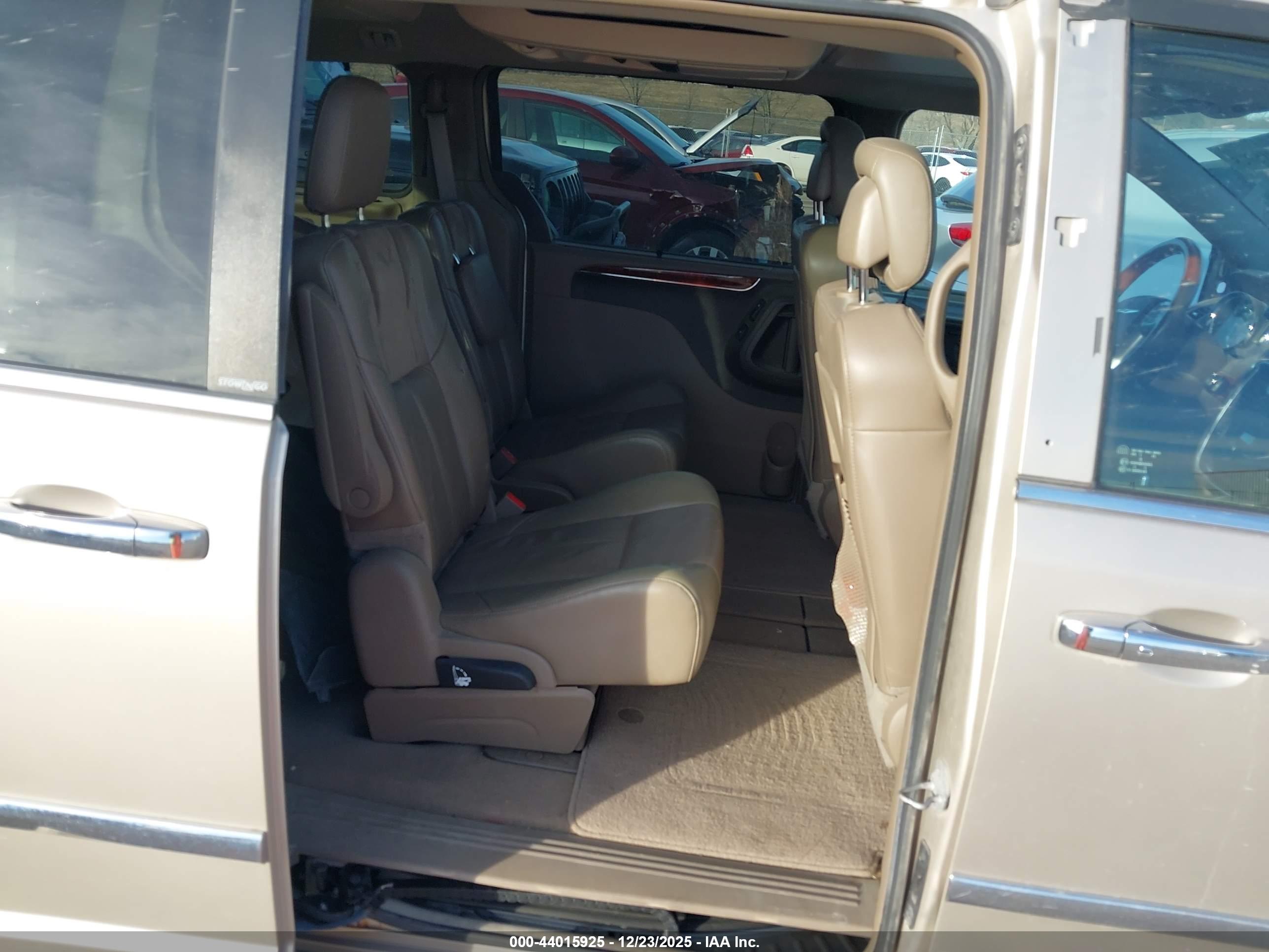 CHRYSLER TOWN image 8