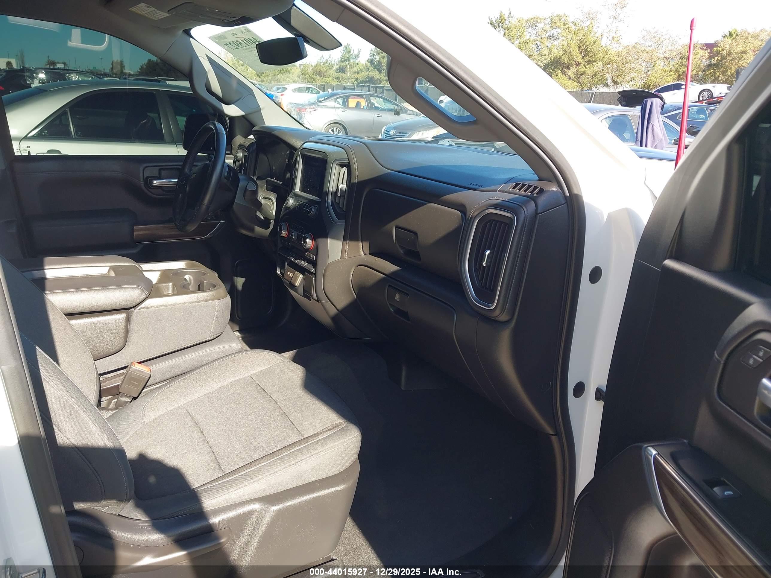 CHEVROLET SILVERADO image 5