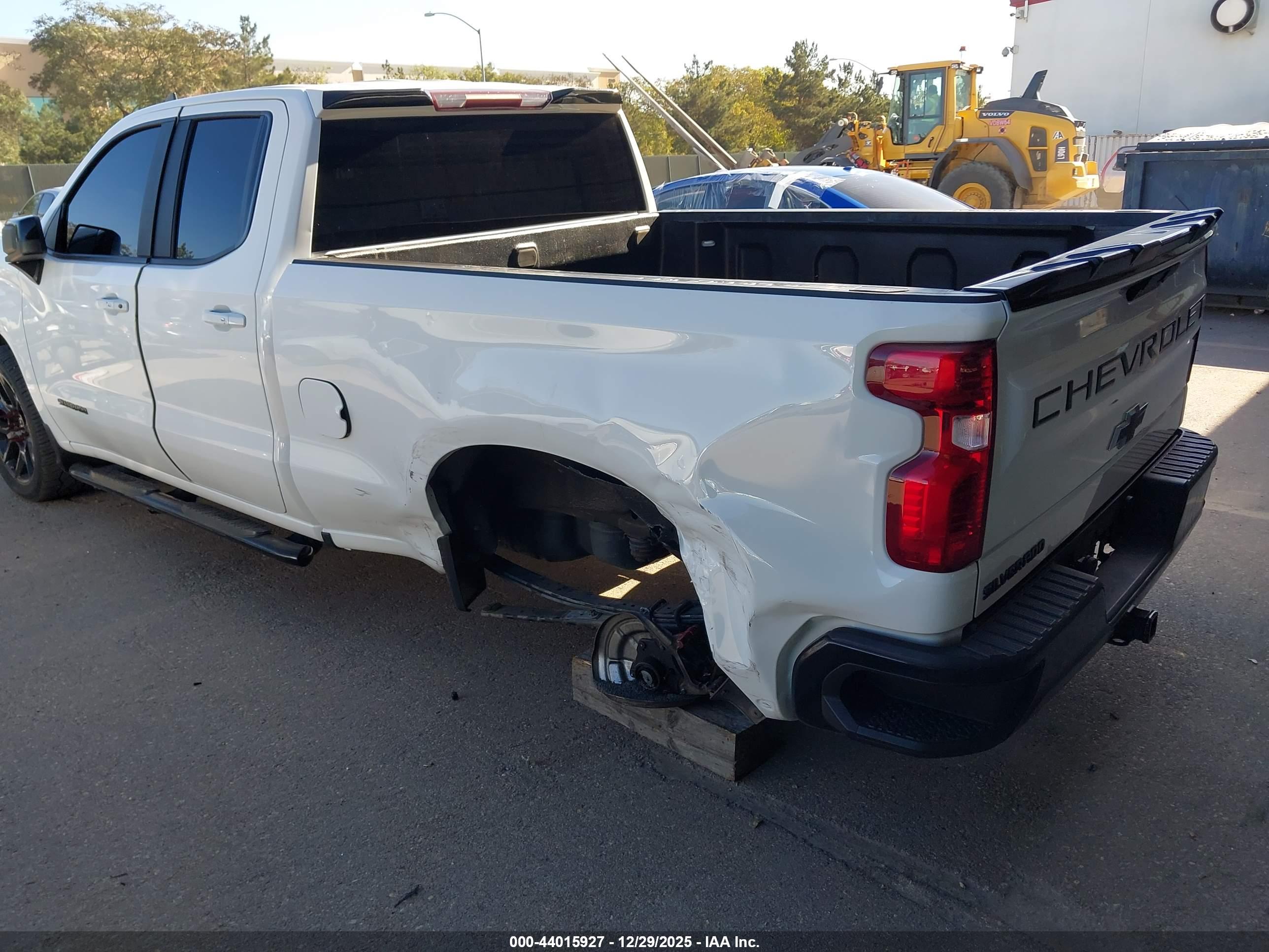 CHEVROLET SILVERADO image 6
