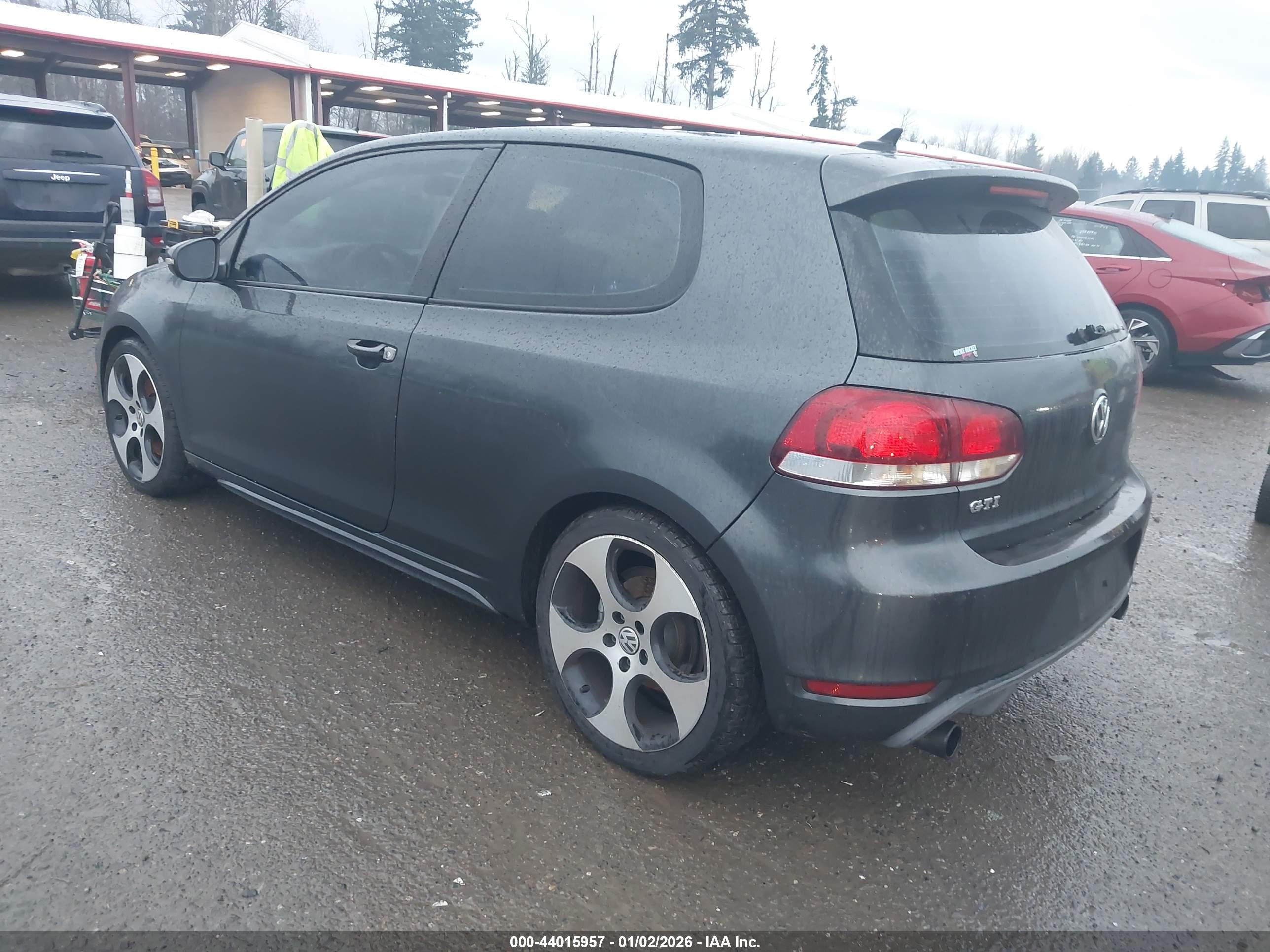 VOLKSWAGEN GTI image 3