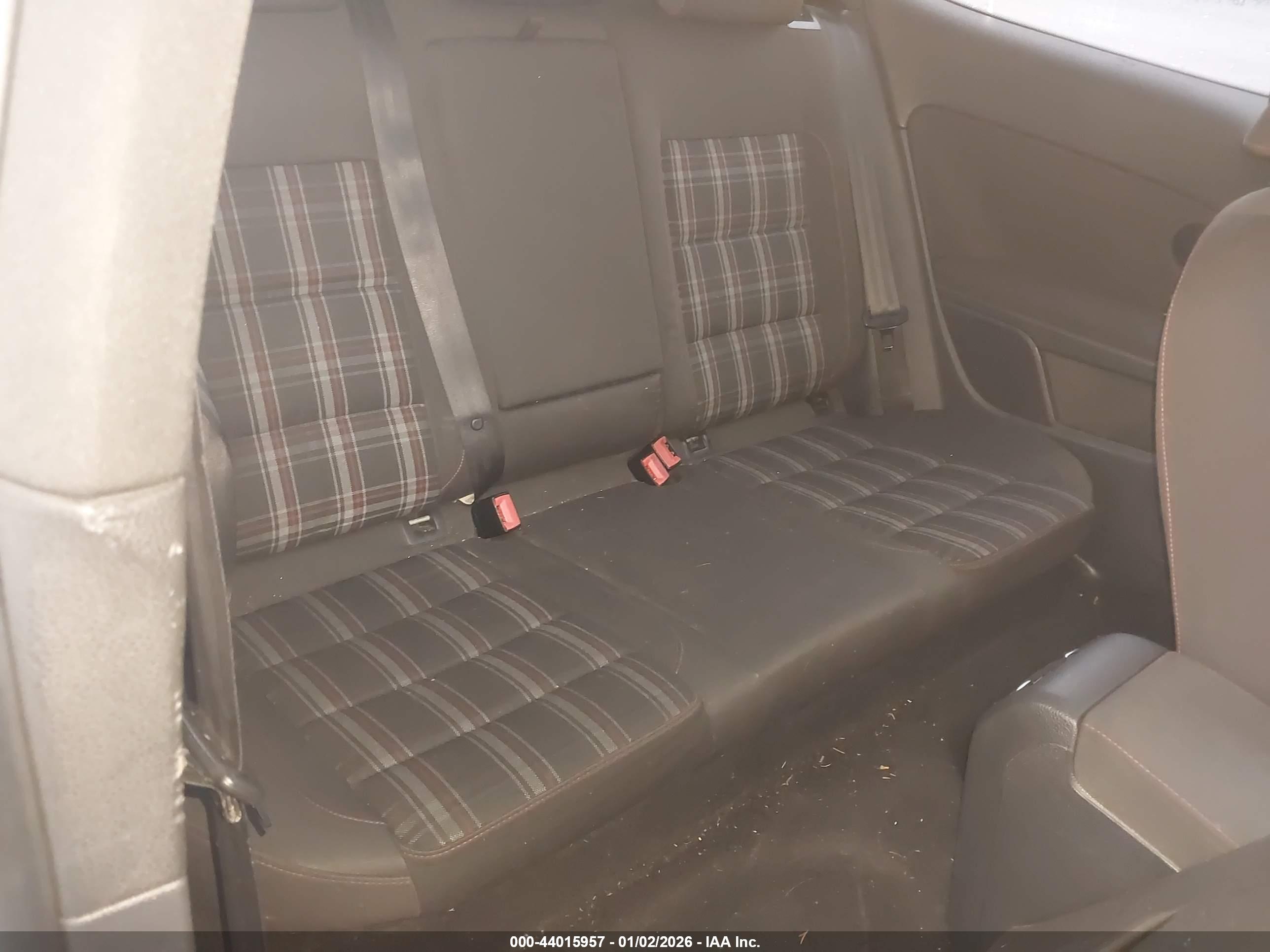 VOLKSWAGEN GTI image 8