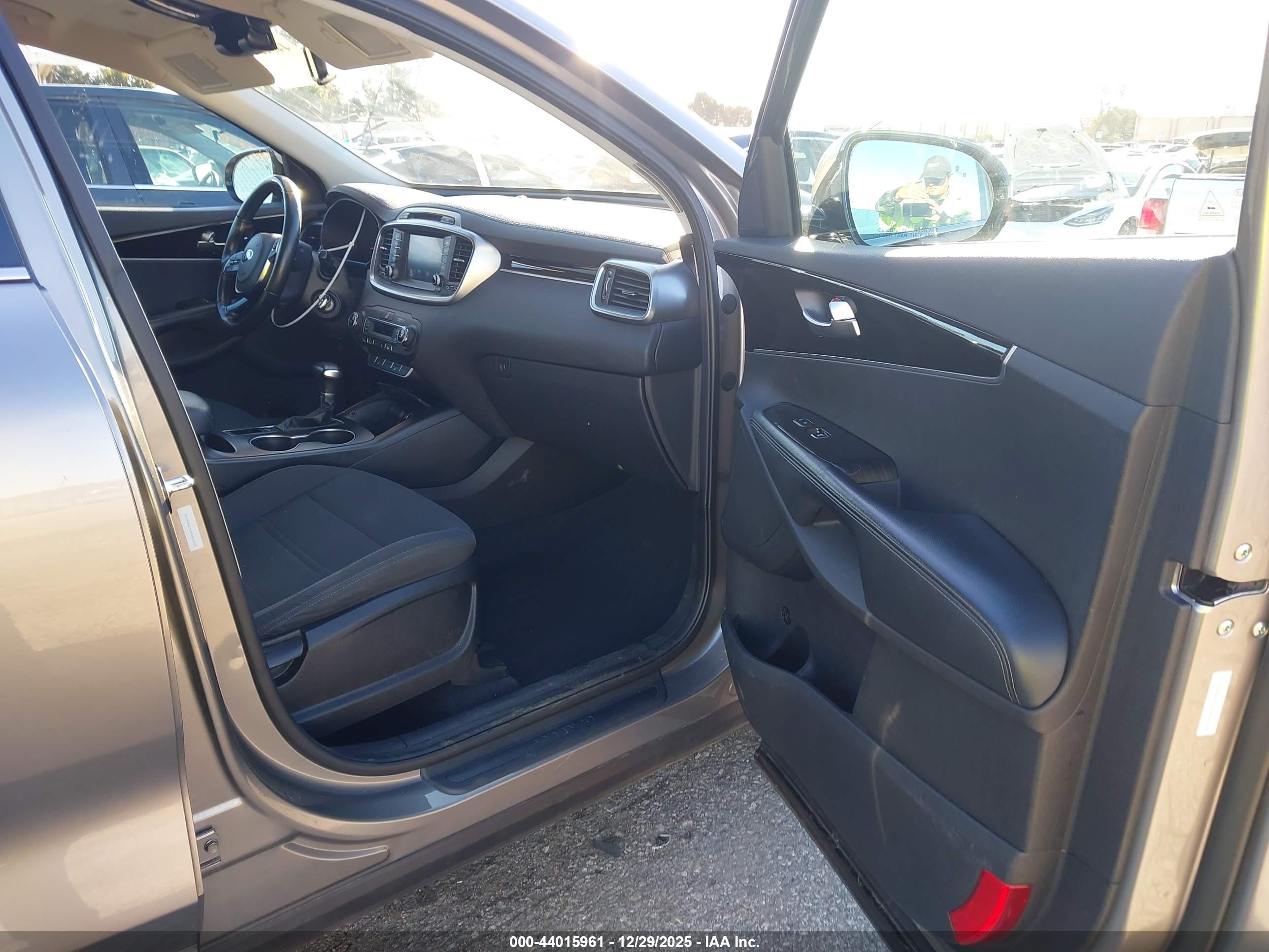 KIA SORENTO image 5