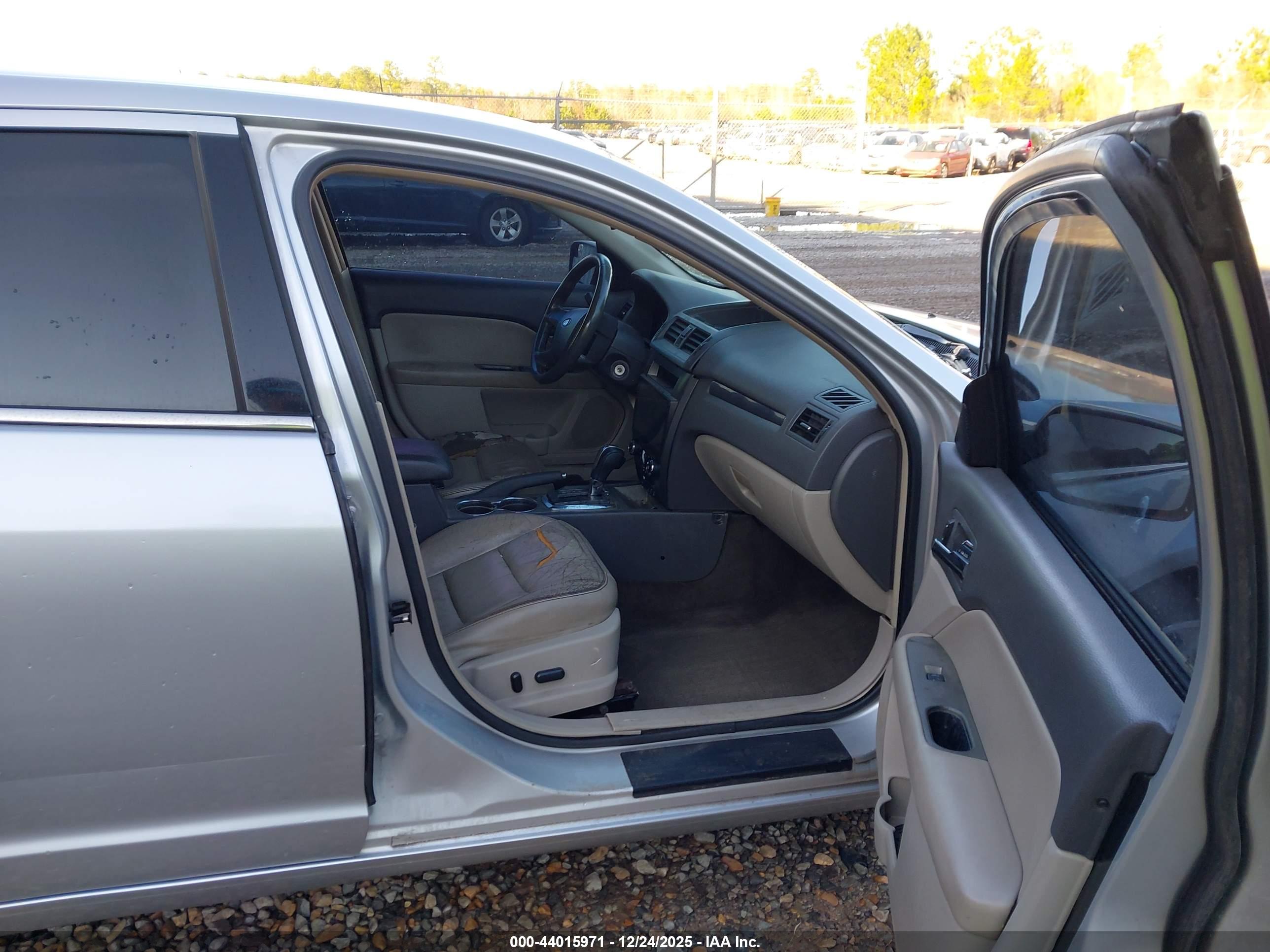 FORD FUSION image 5
