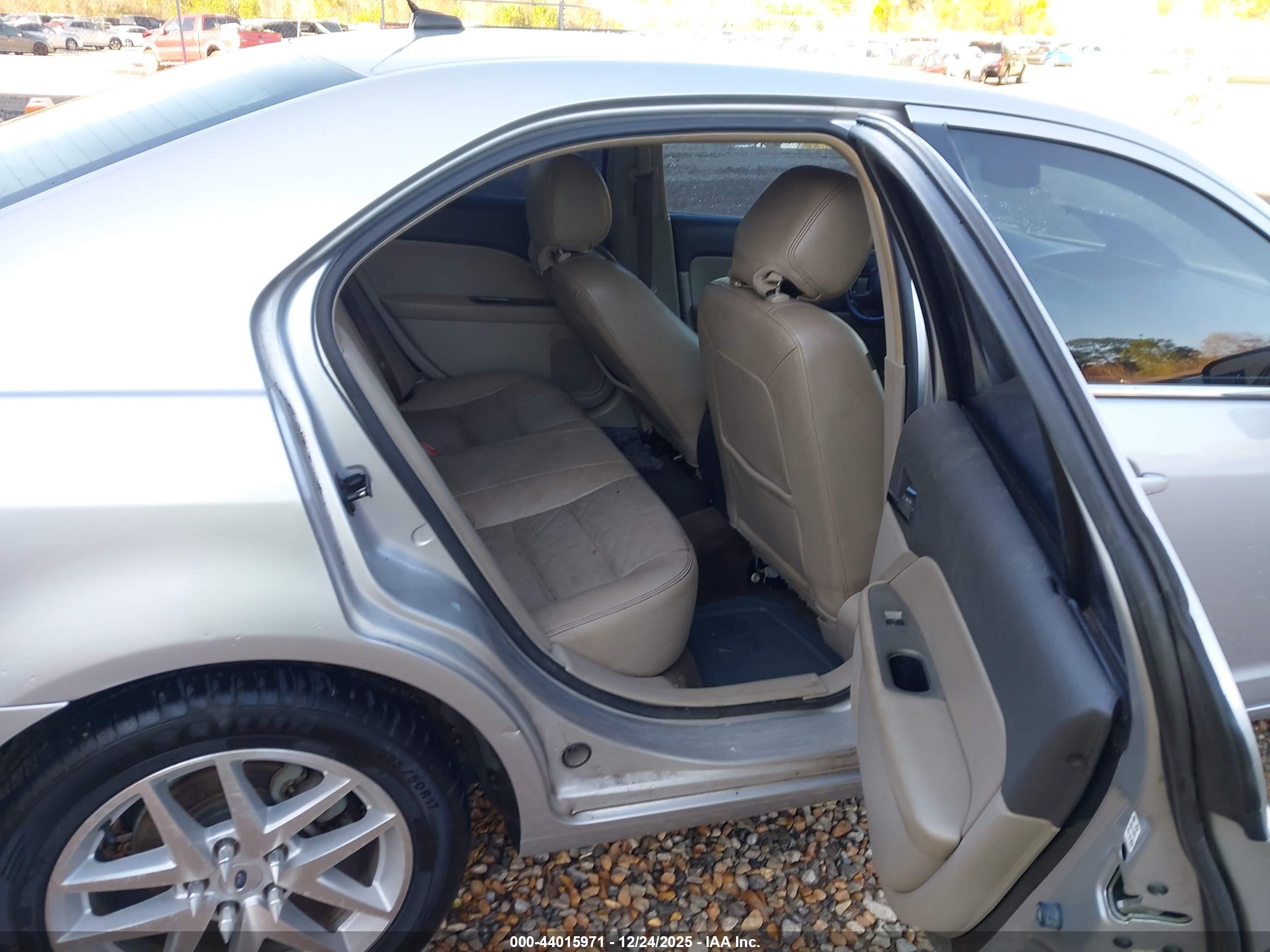 FORD FUSION image 8