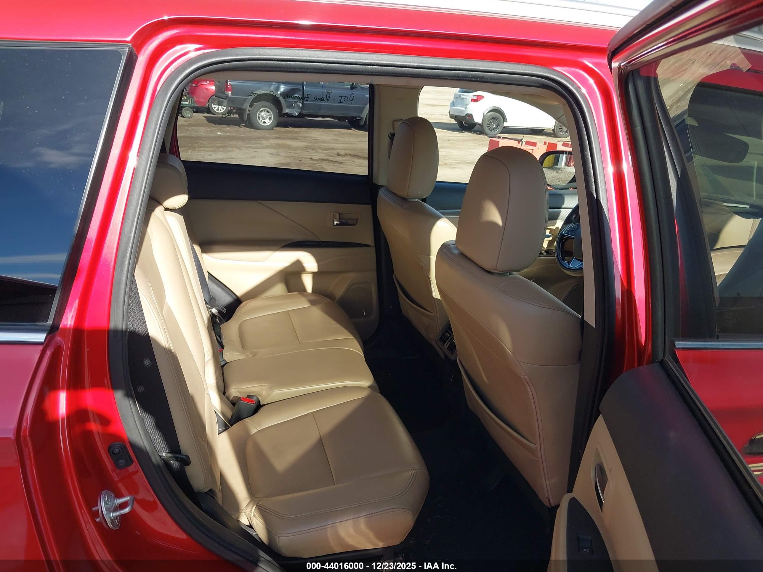 MITSUBISHI OUTLANDER image 8