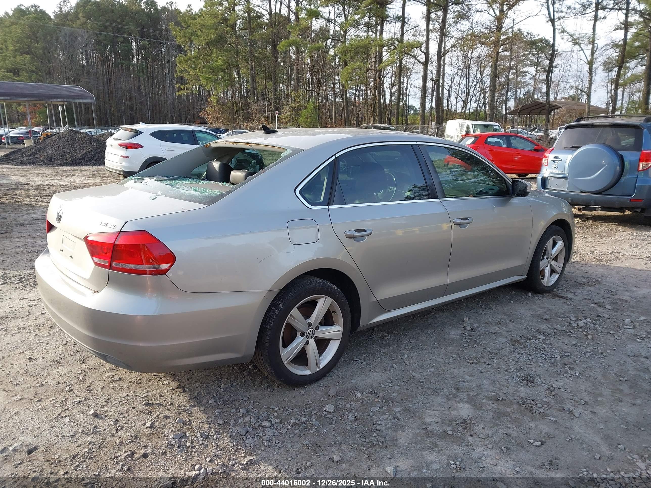 VOLKSWAGEN PASSAT image 4