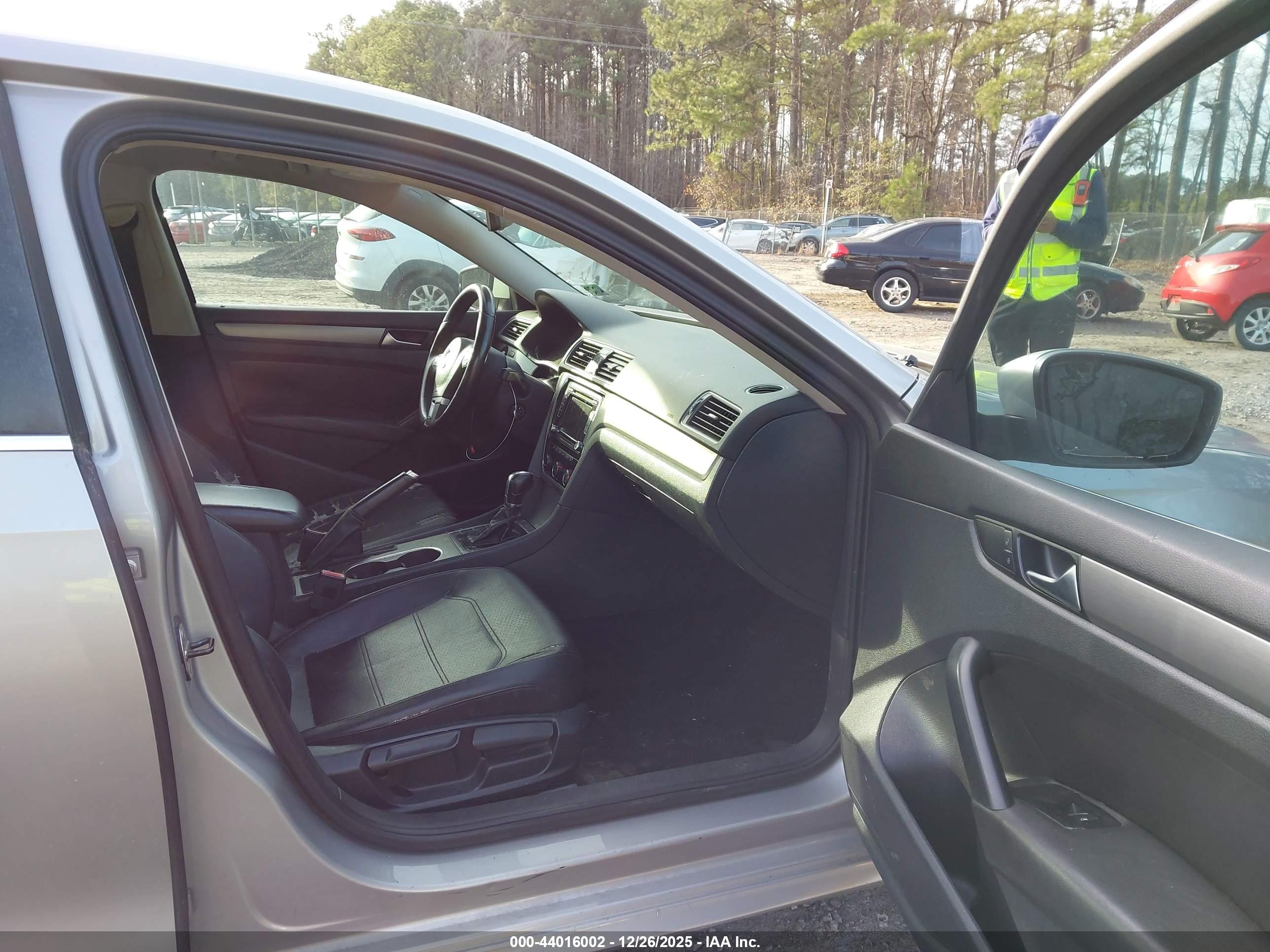 VOLKSWAGEN PASSAT image 5