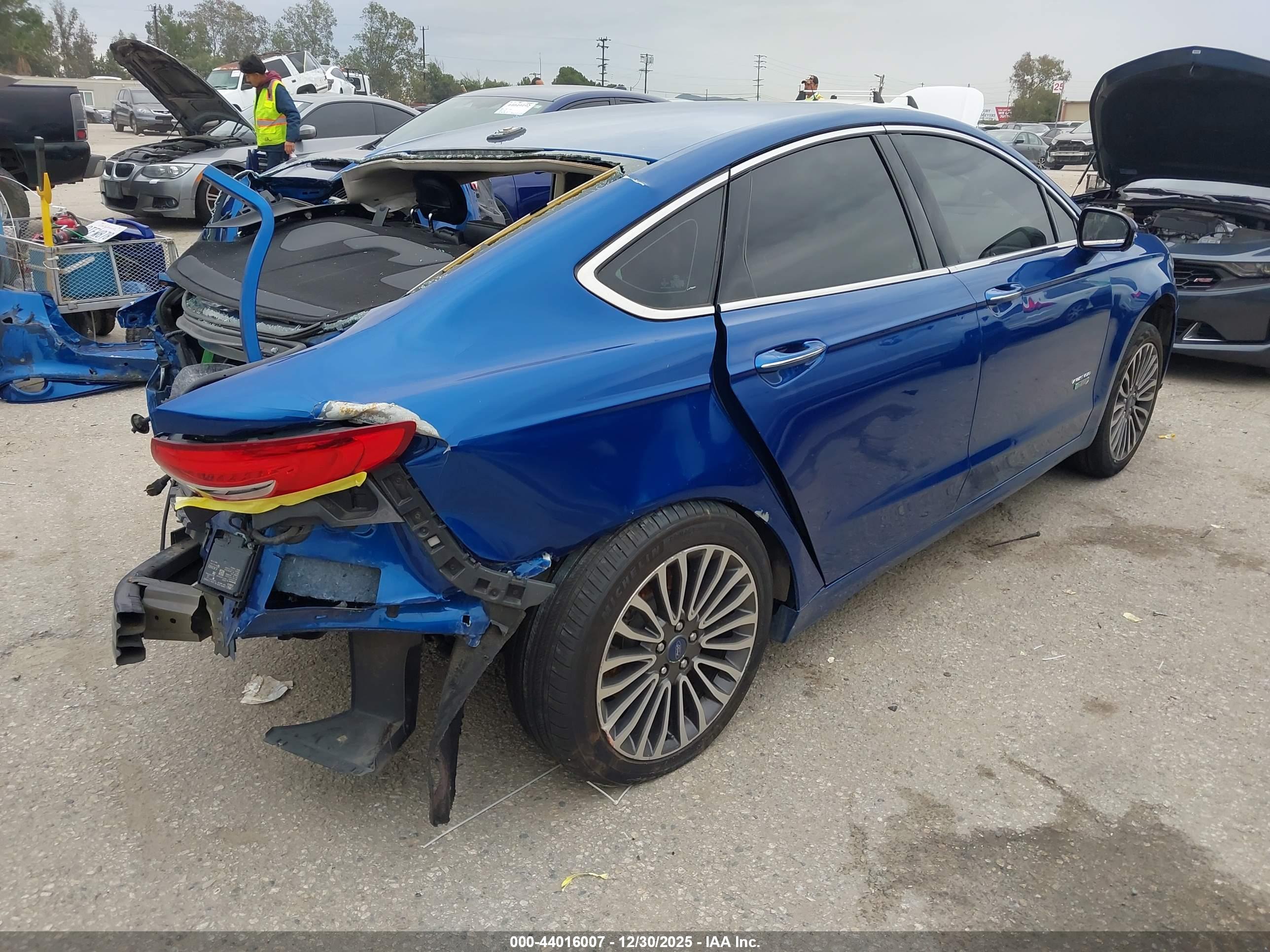 FORD FUSION image 4