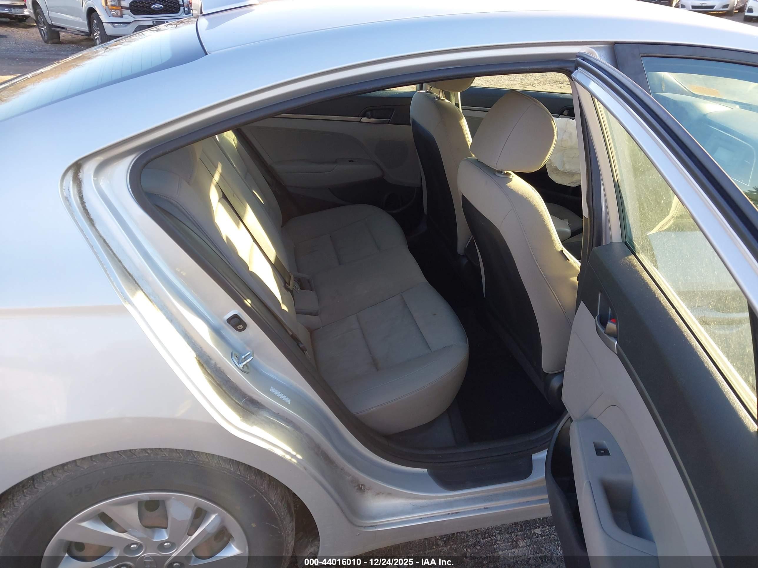 HYUNDAI ELANTRA image 8