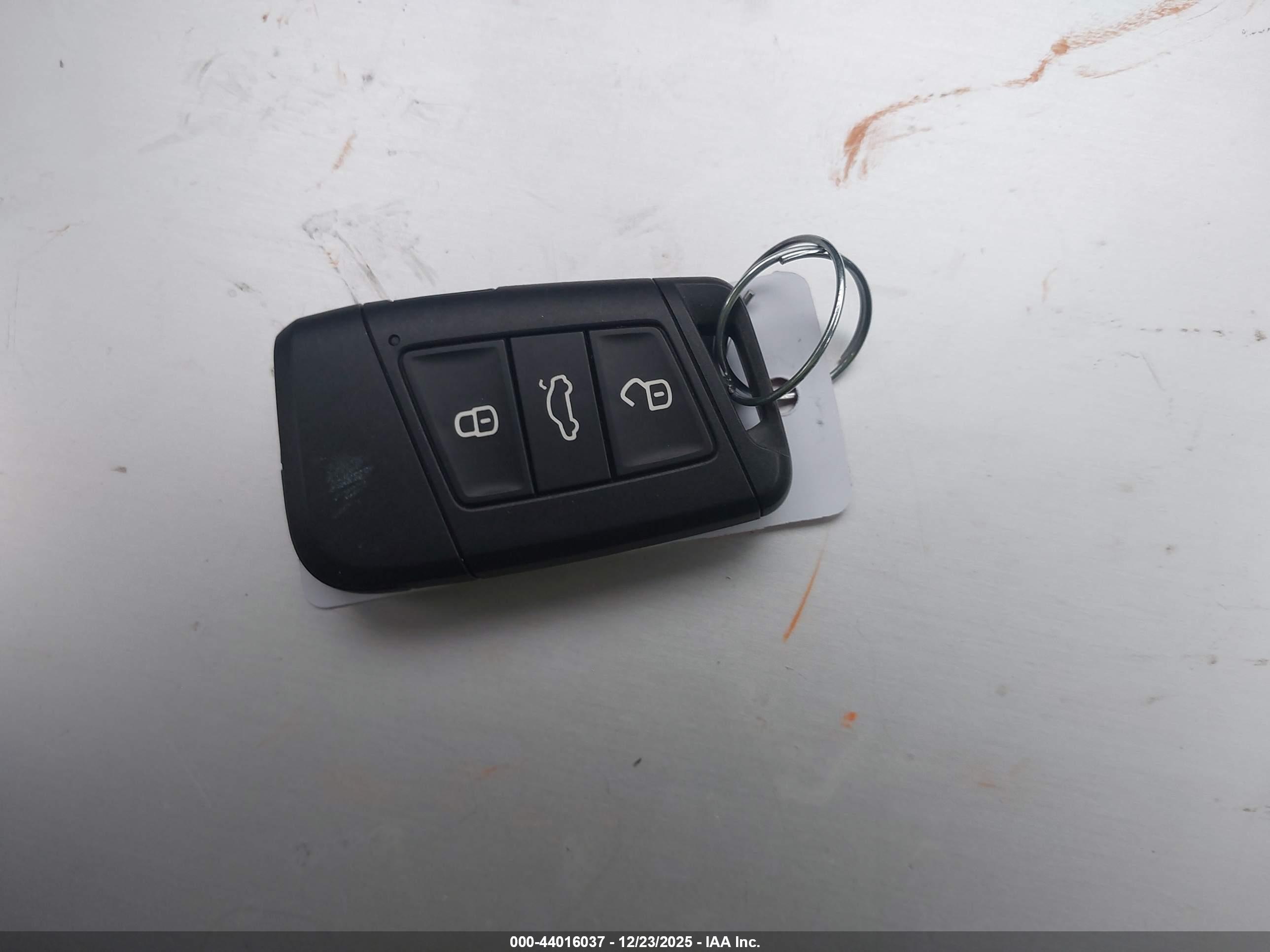 VOLKSWAGEN TAOS image 11