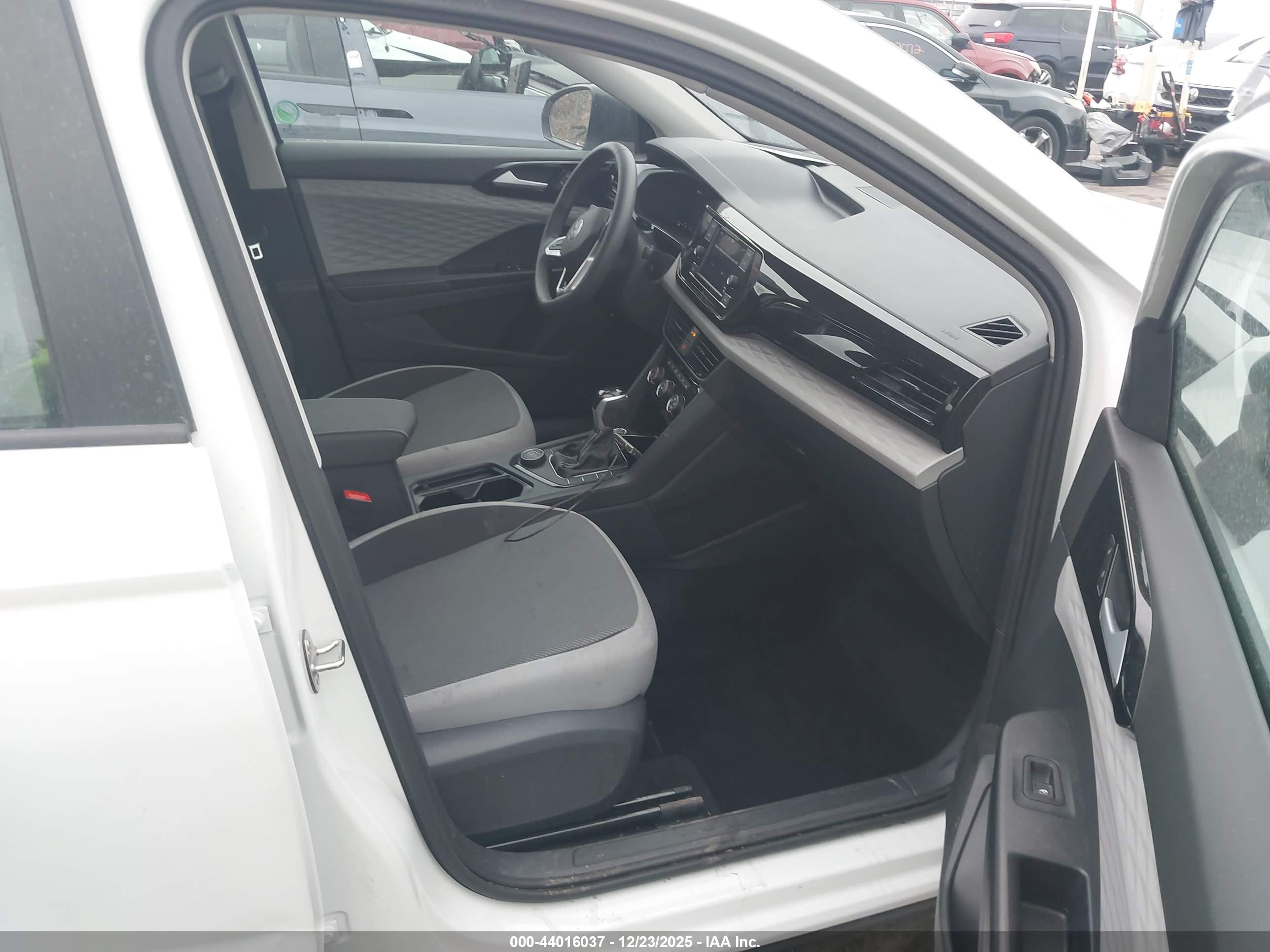 VOLKSWAGEN TAOS image 5