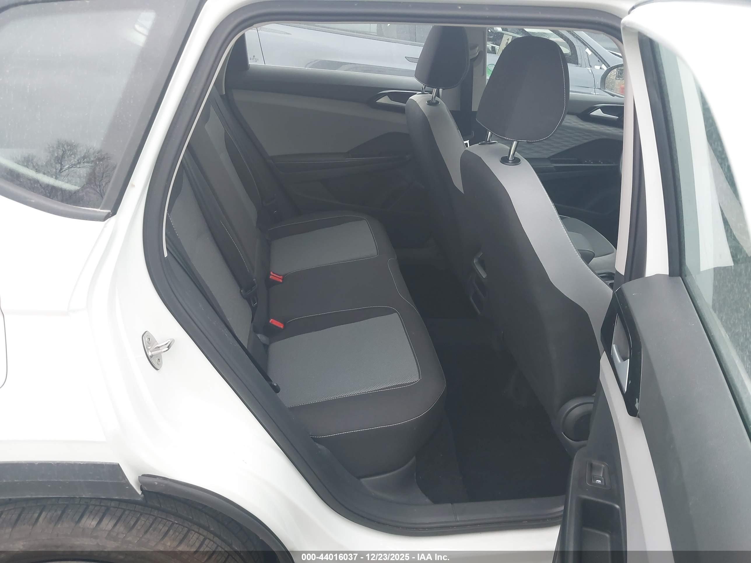 VOLKSWAGEN TAOS image 8
