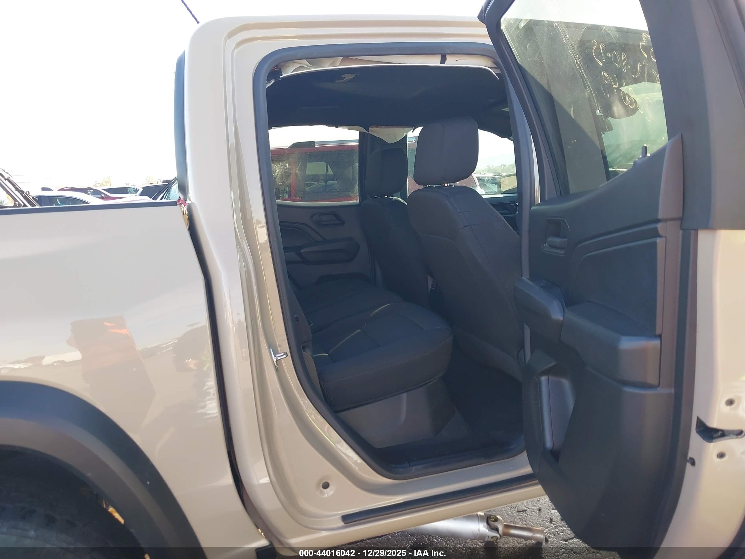 CHEVROLET COLORADO image 8