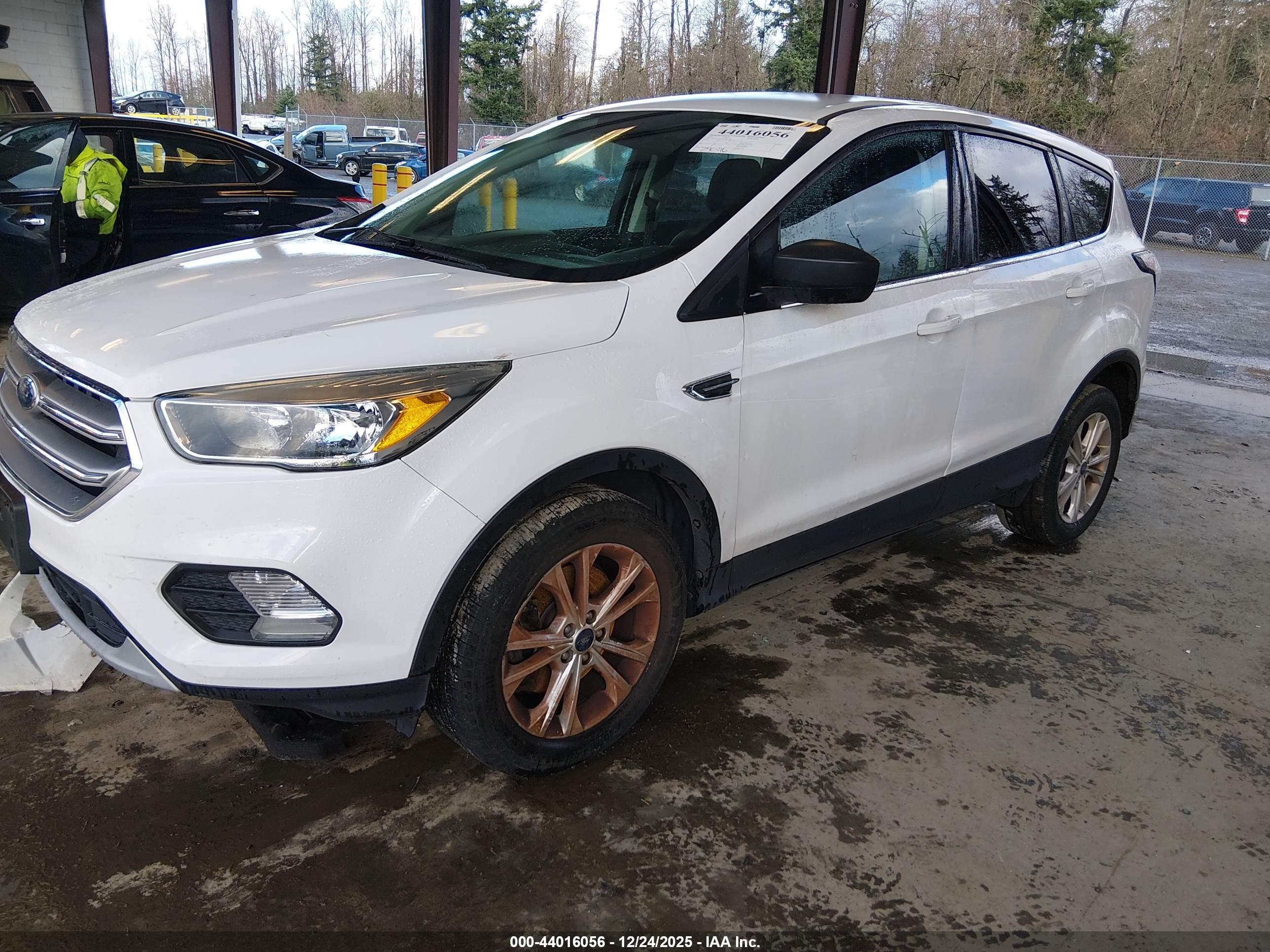 FORD ESCAPE image 2