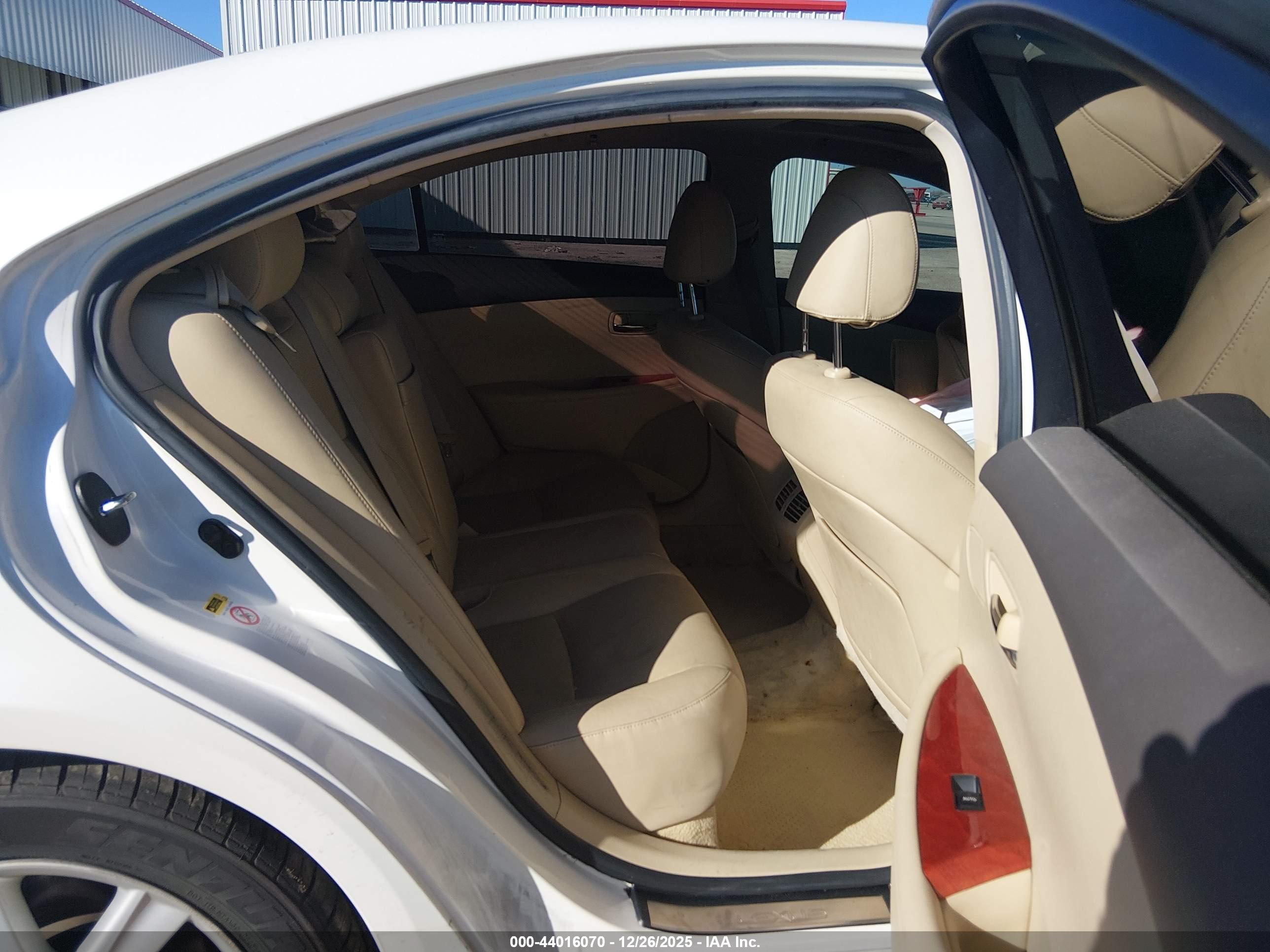 LEXUS ES image 8