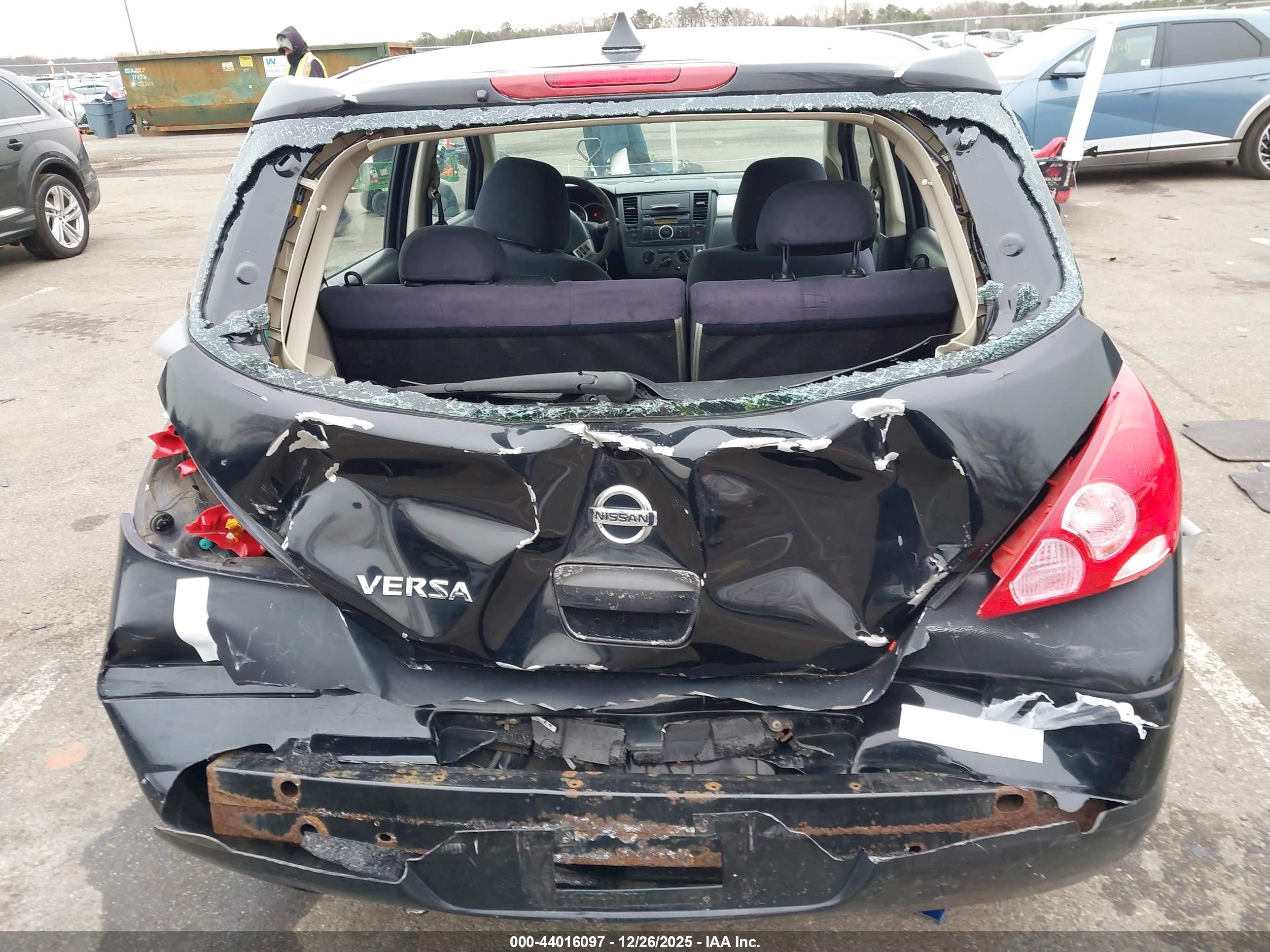NISSAN VERSA image 6