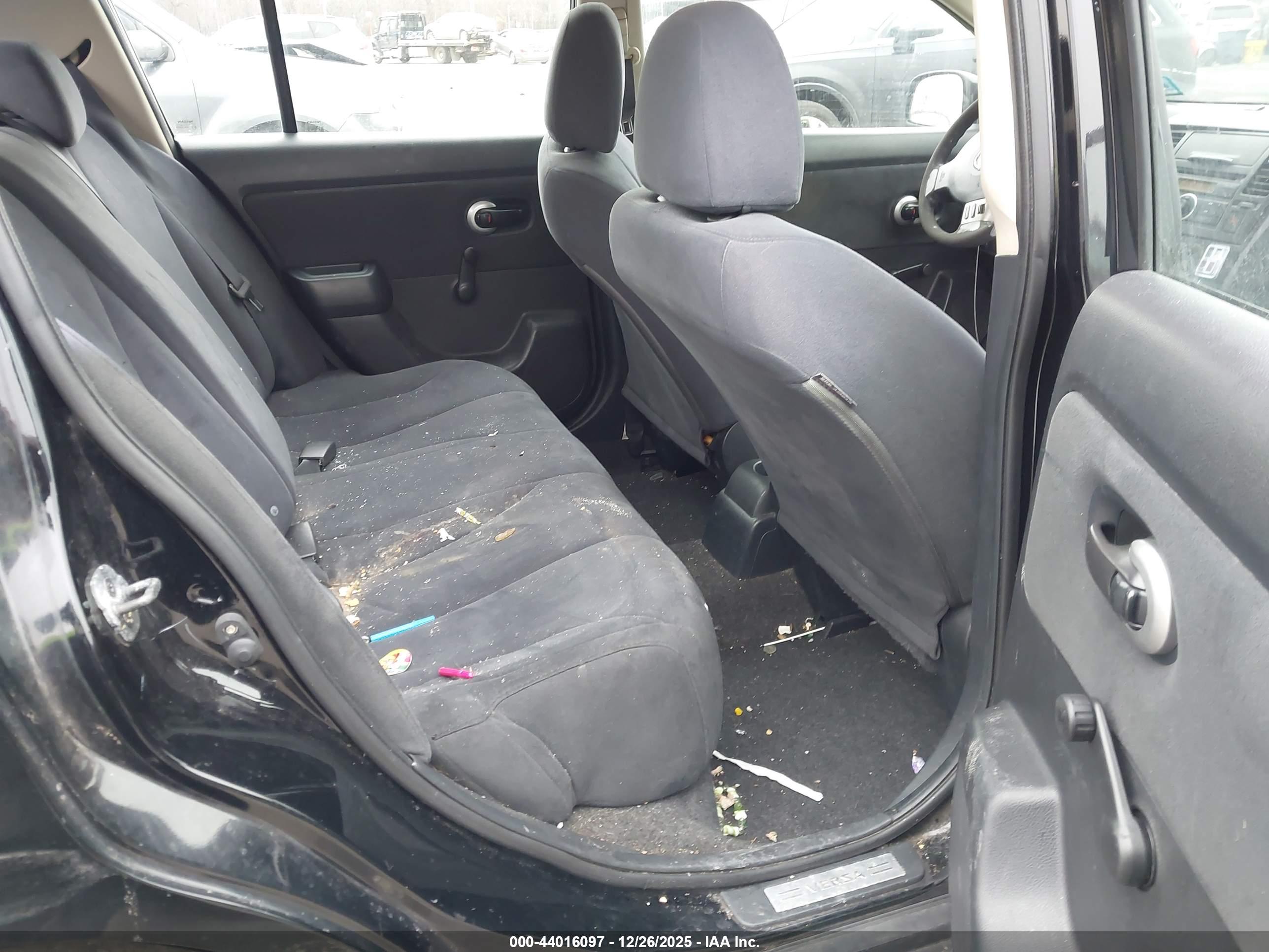 NISSAN VERSA image 8