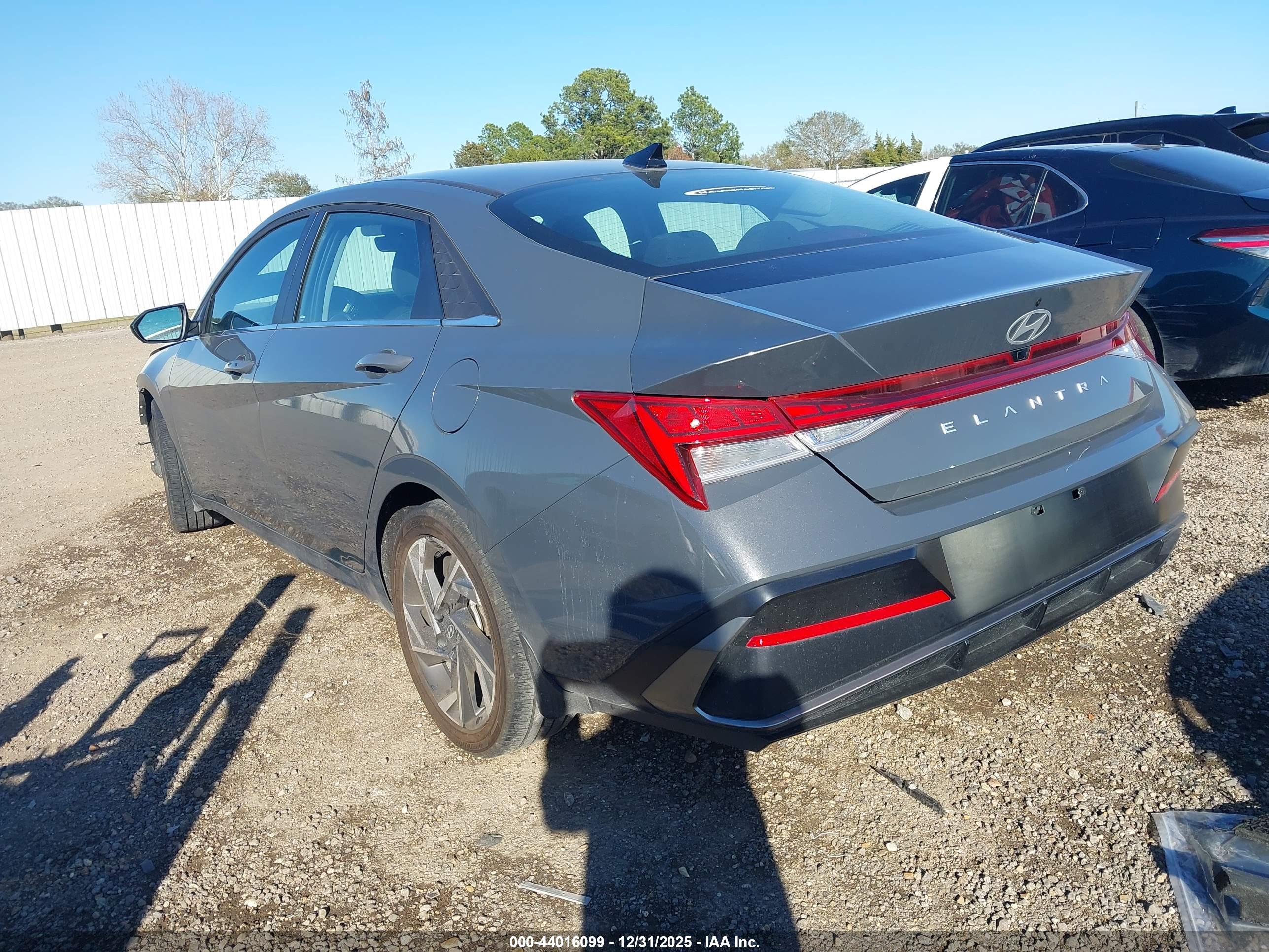 HYUNDAI ELANTRA image 3