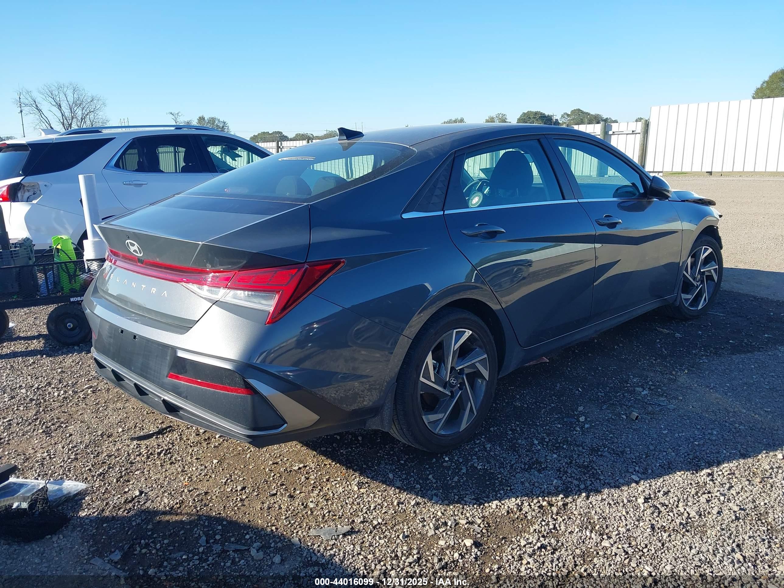 HYUNDAI ELANTRA image 4