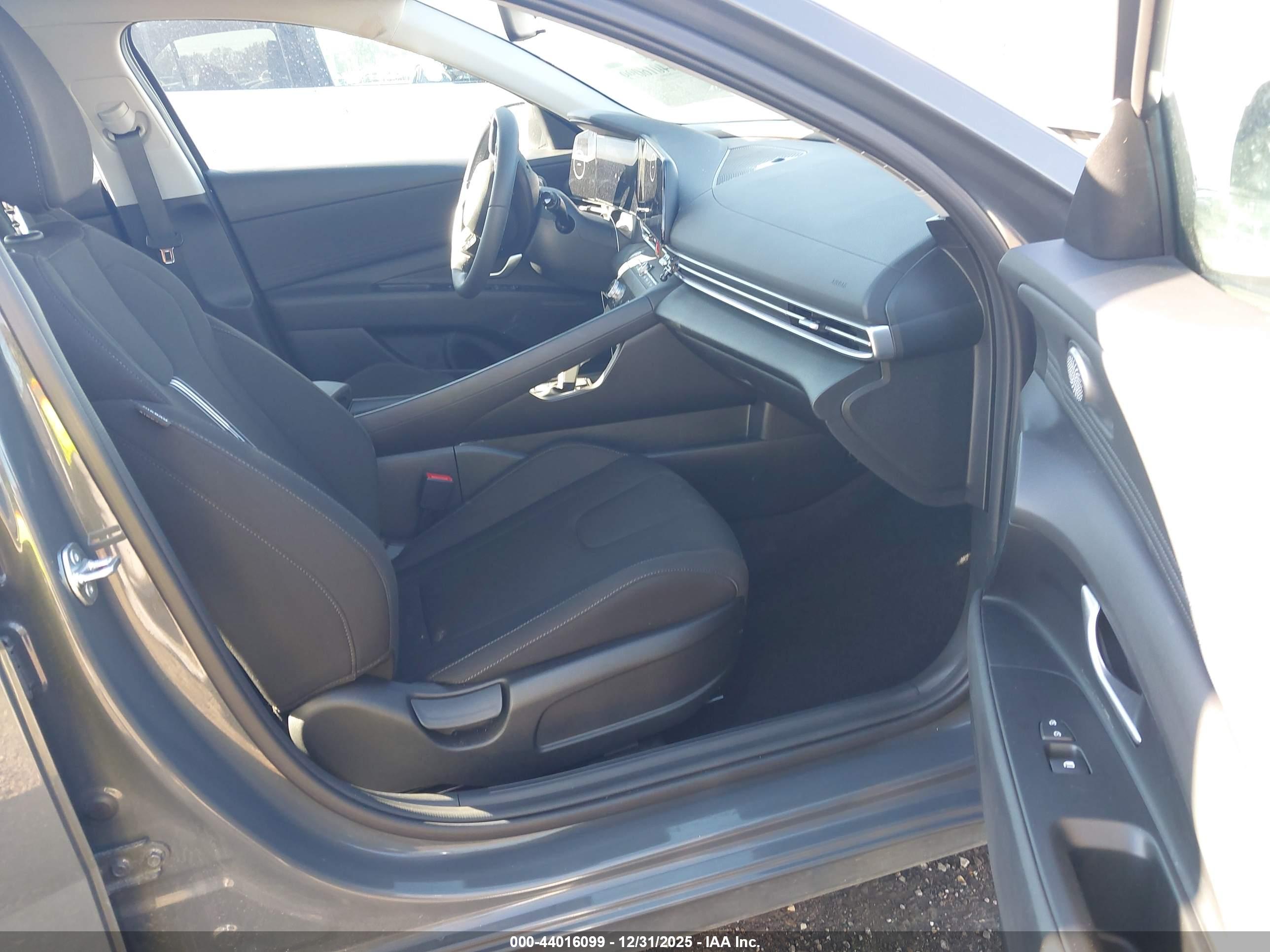 HYUNDAI ELANTRA image 5