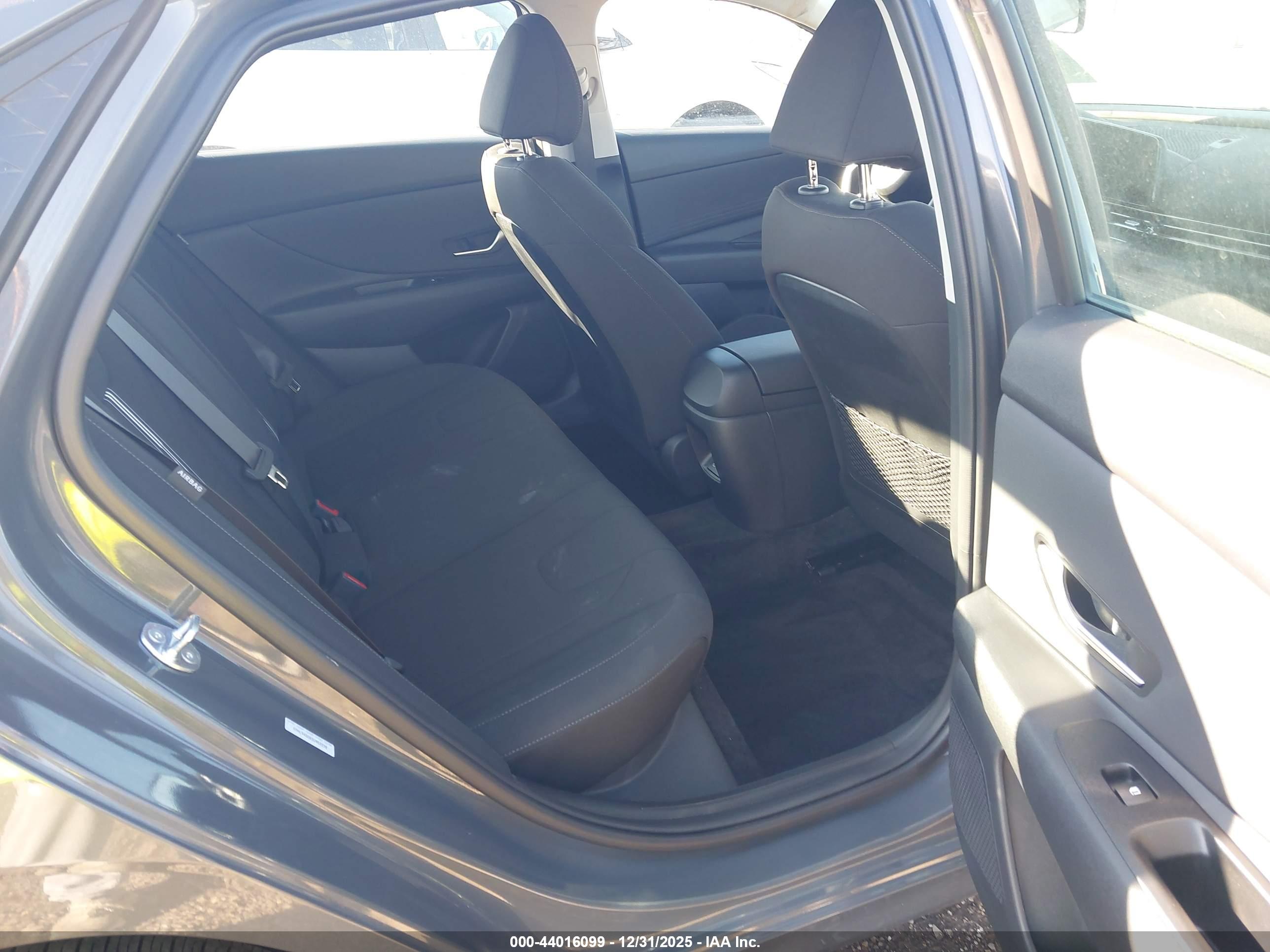 HYUNDAI ELANTRA image 8