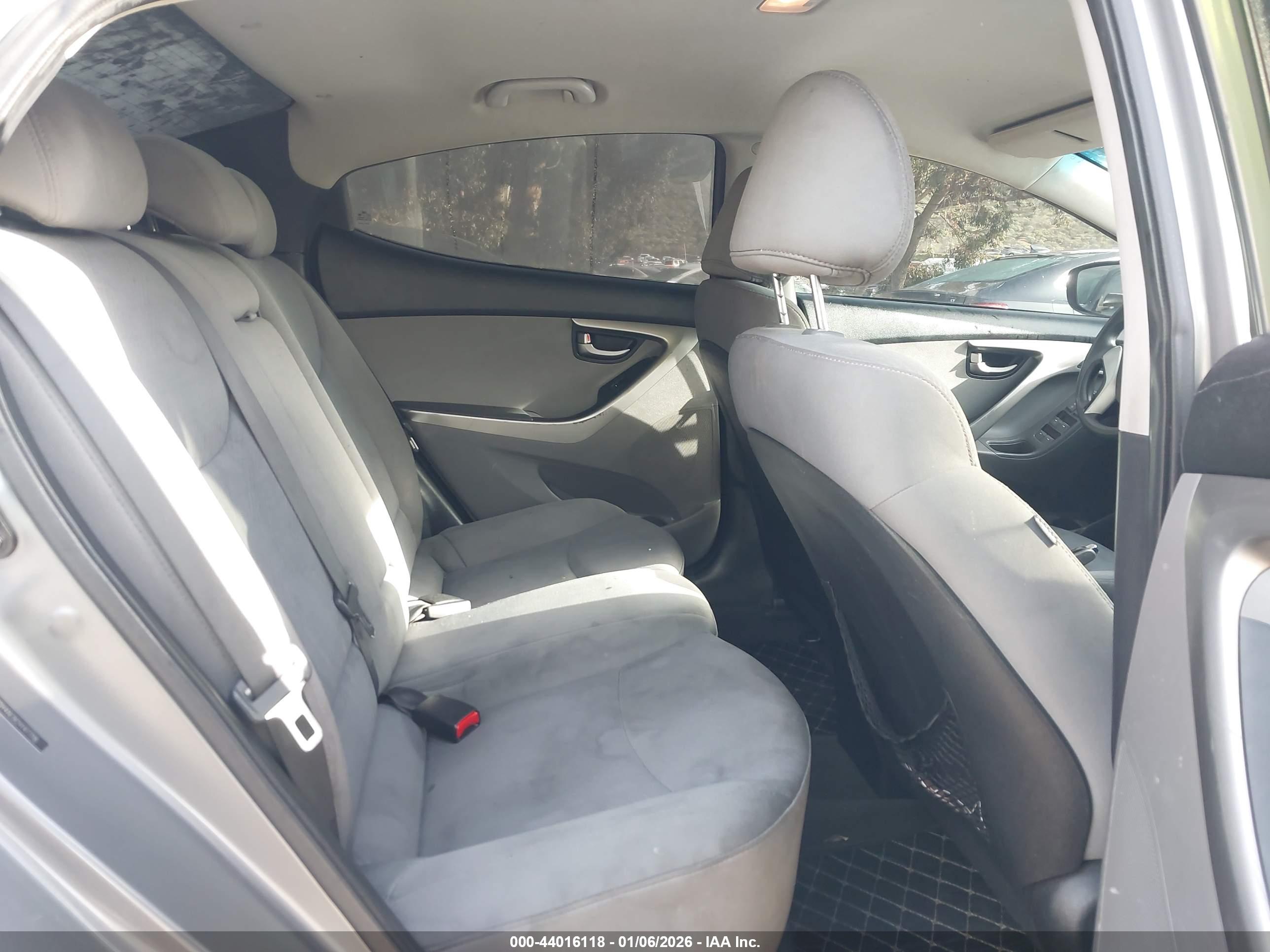 HYUNDAI ELANTRA image 8