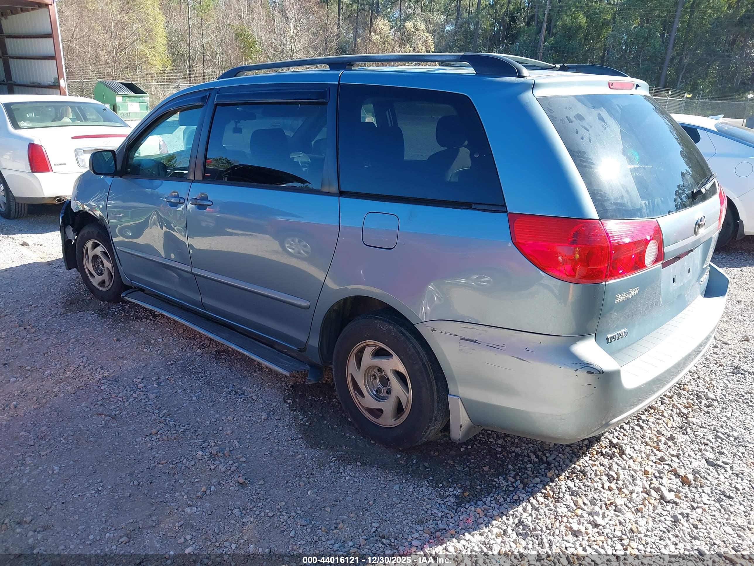 TOYOTA SIENNA image 3