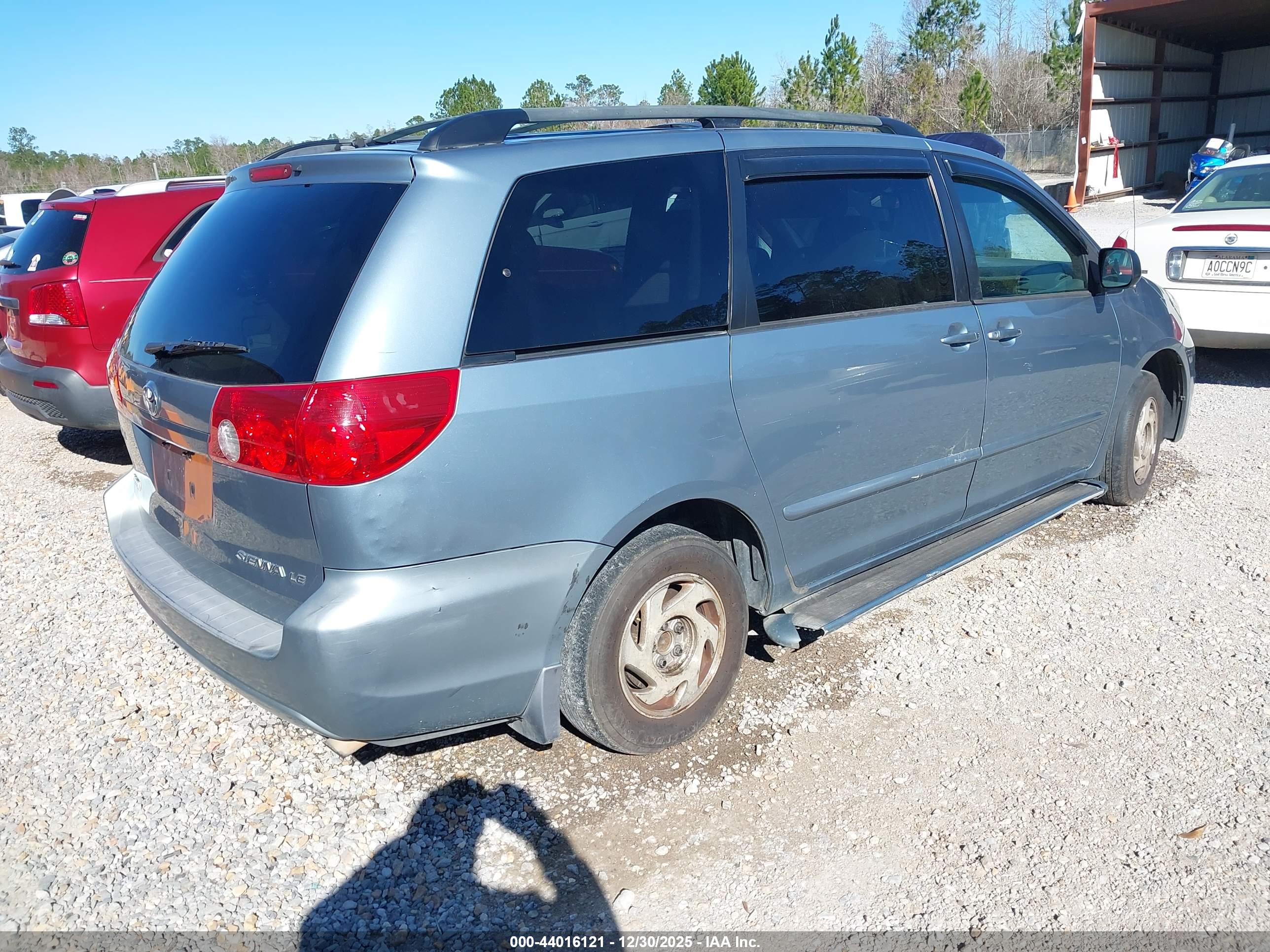 TOYOTA SIENNA image 4