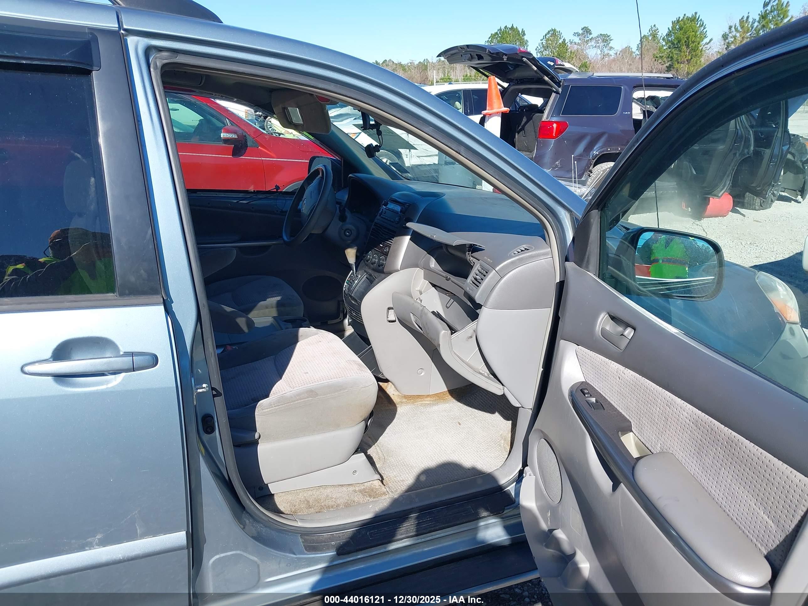 TOYOTA SIENNA image 5