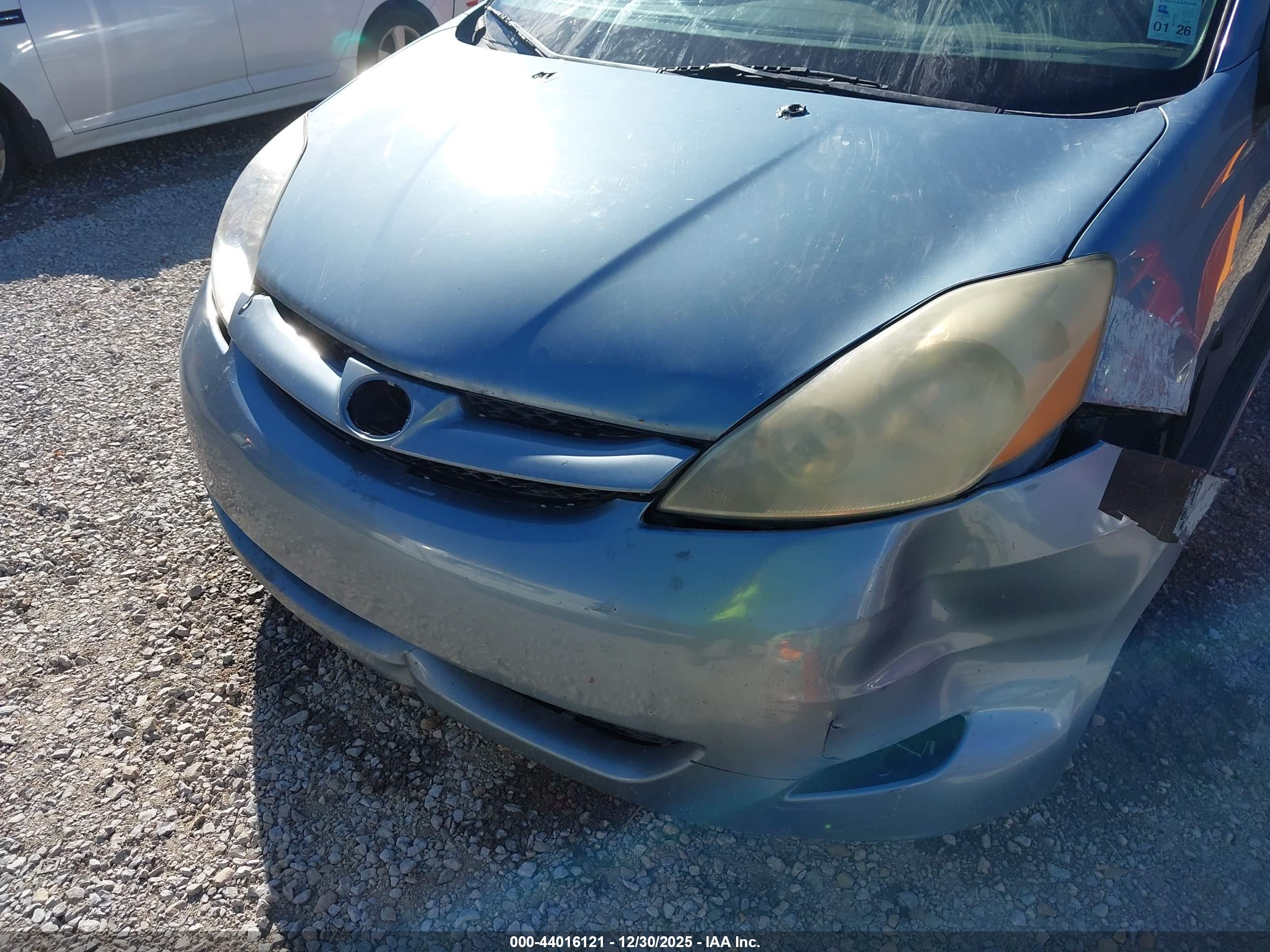 TOYOTA SIENNA image 6