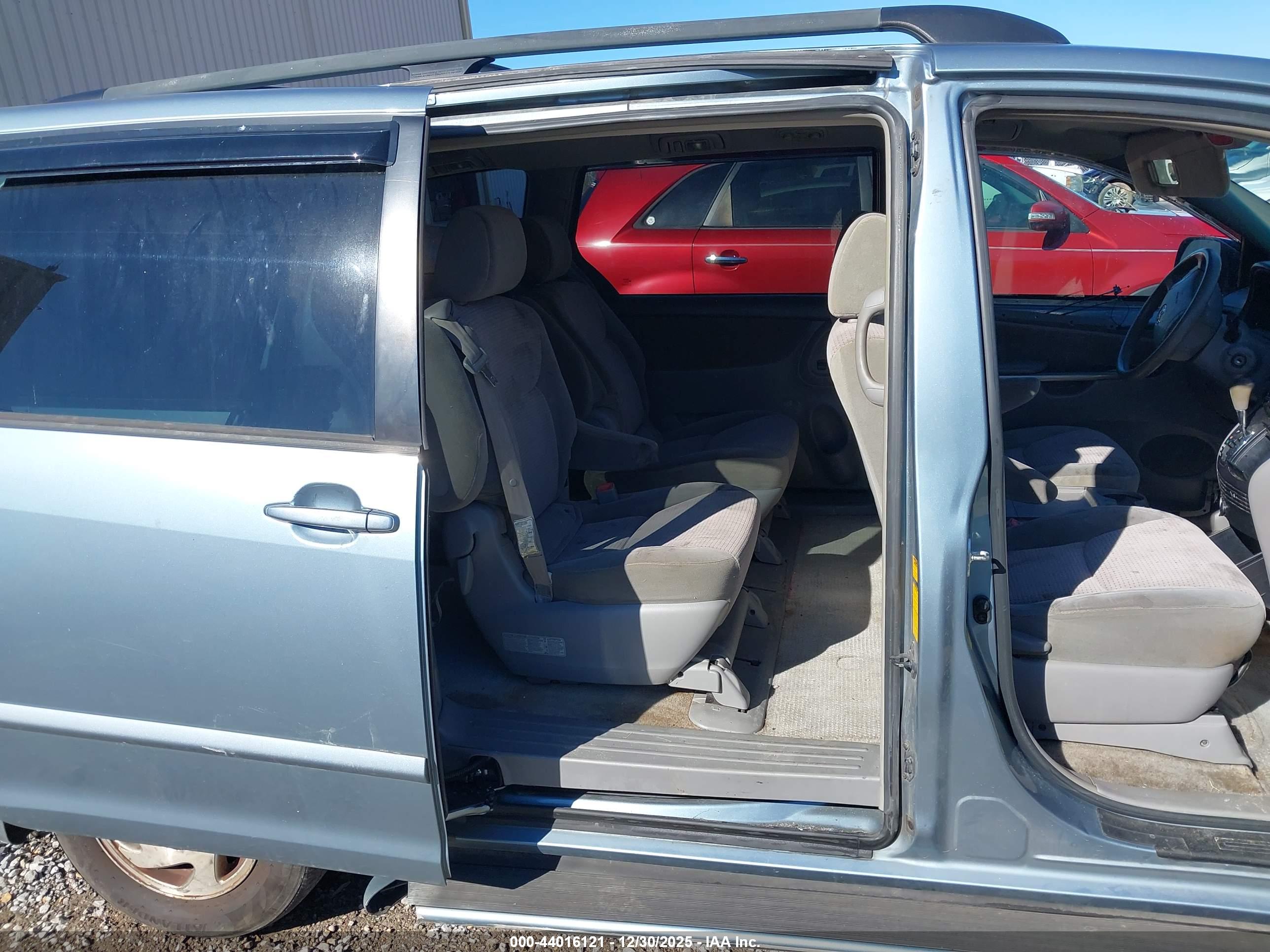 TOYOTA SIENNA image 8