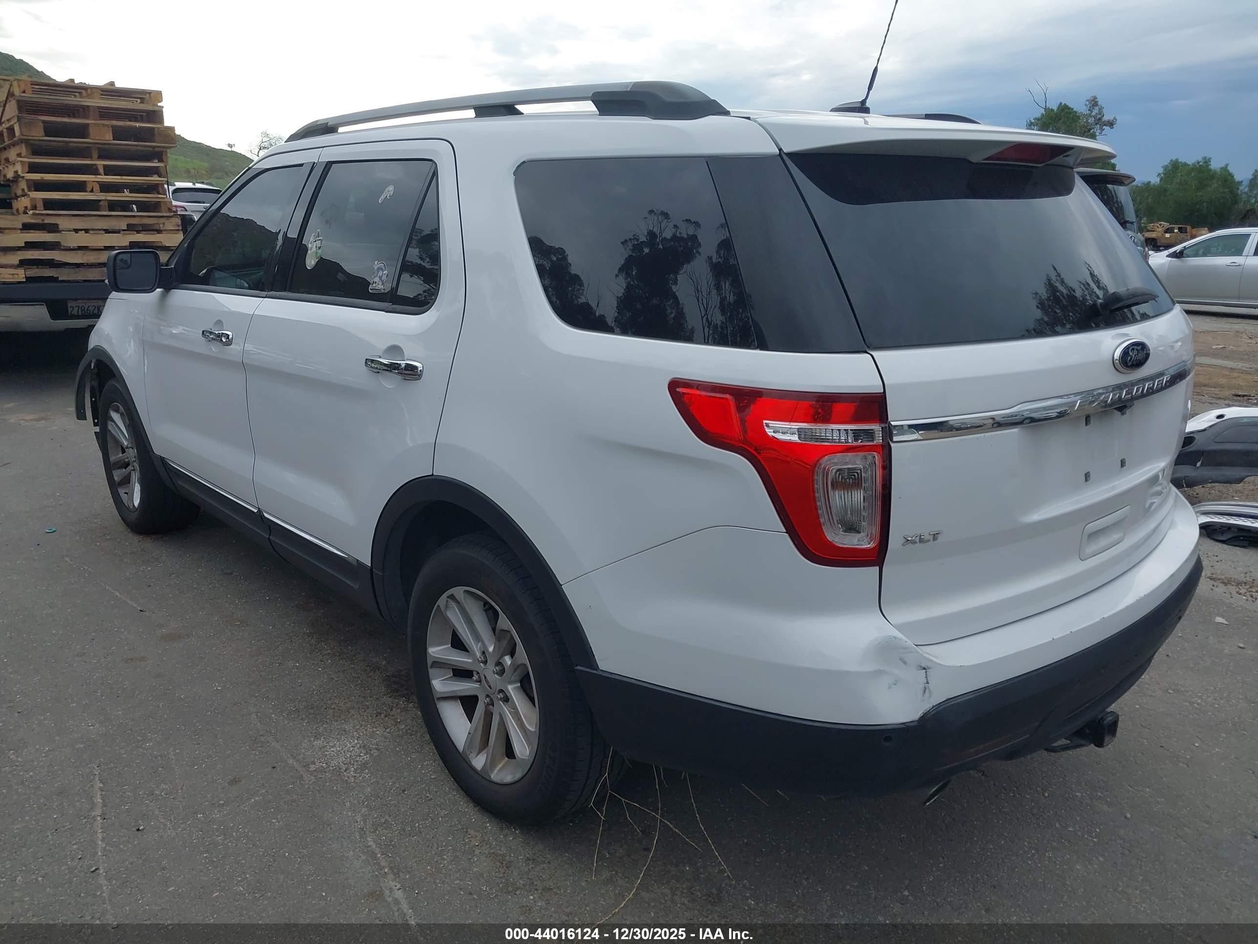 FORD EXPLORER image 3