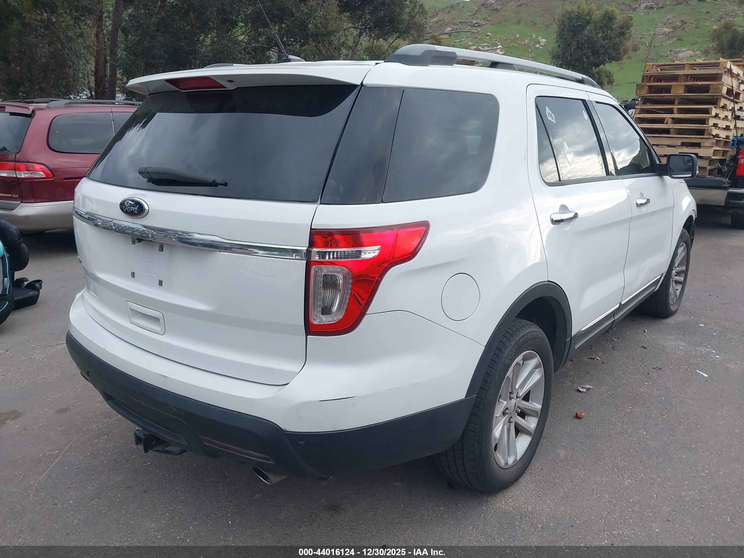 FORD EXPLORER image 4