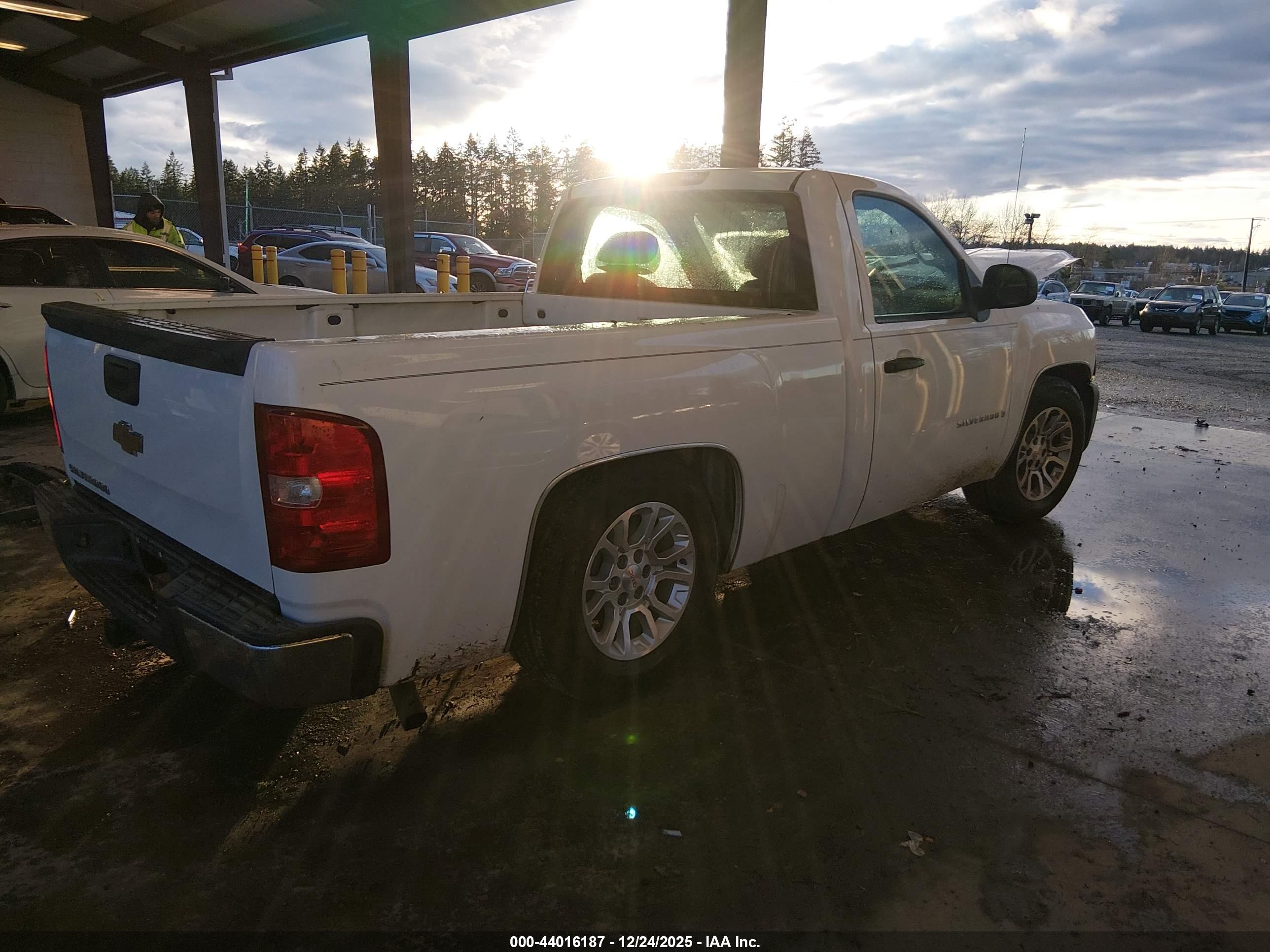 CHEVROLET SILVERADO image 4