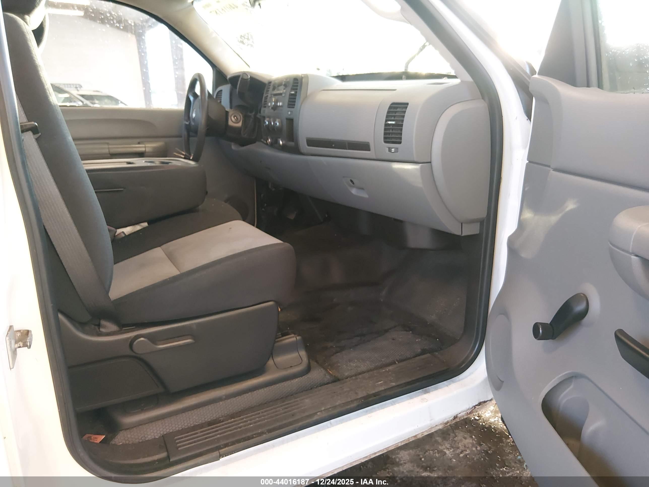 CHEVROLET SILVERADO image 5