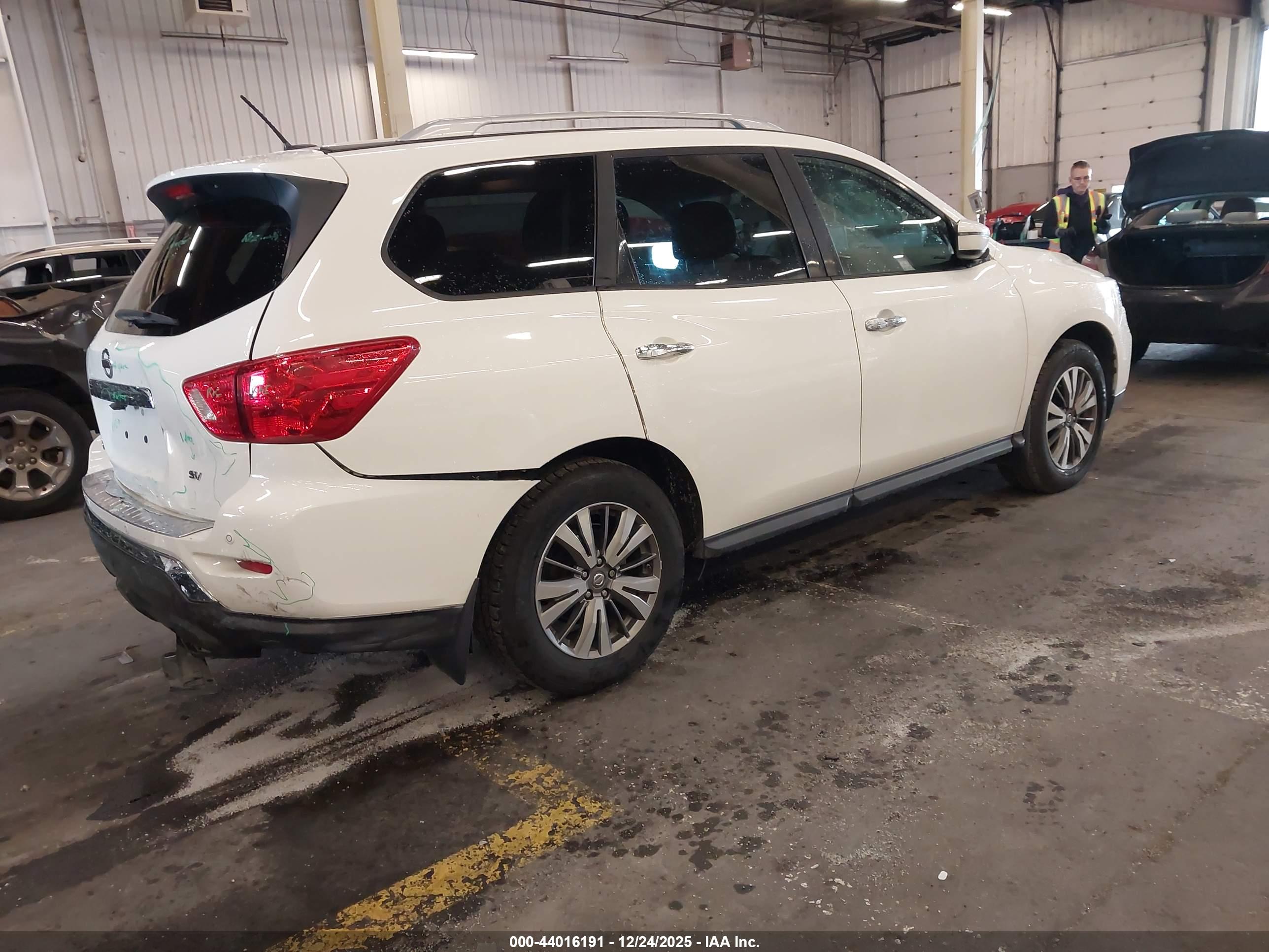 NISSAN PATHFINDER image 4