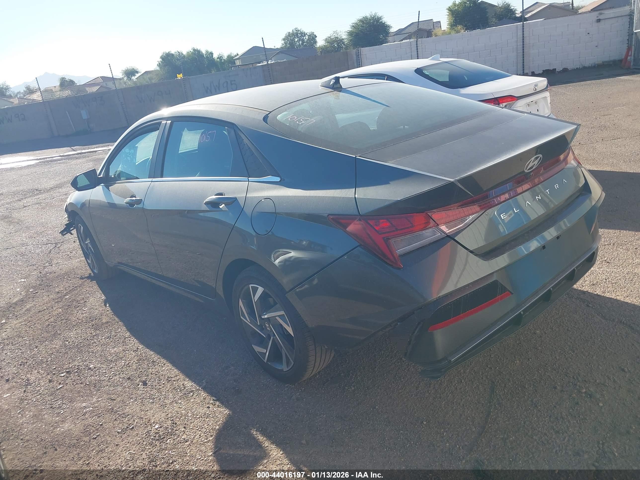 HYUNDAI ELANTRA image 3