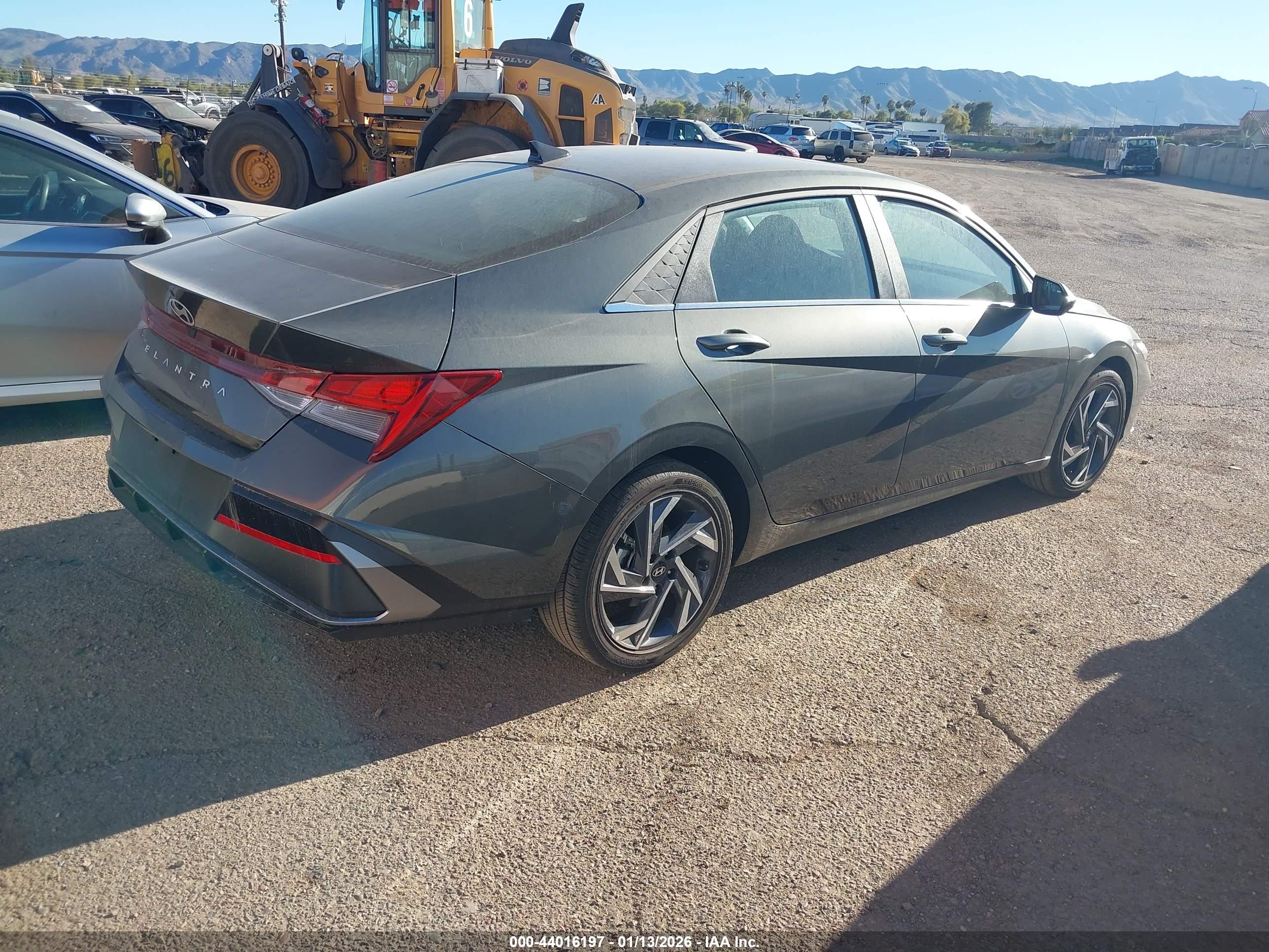 HYUNDAI ELANTRA image 4