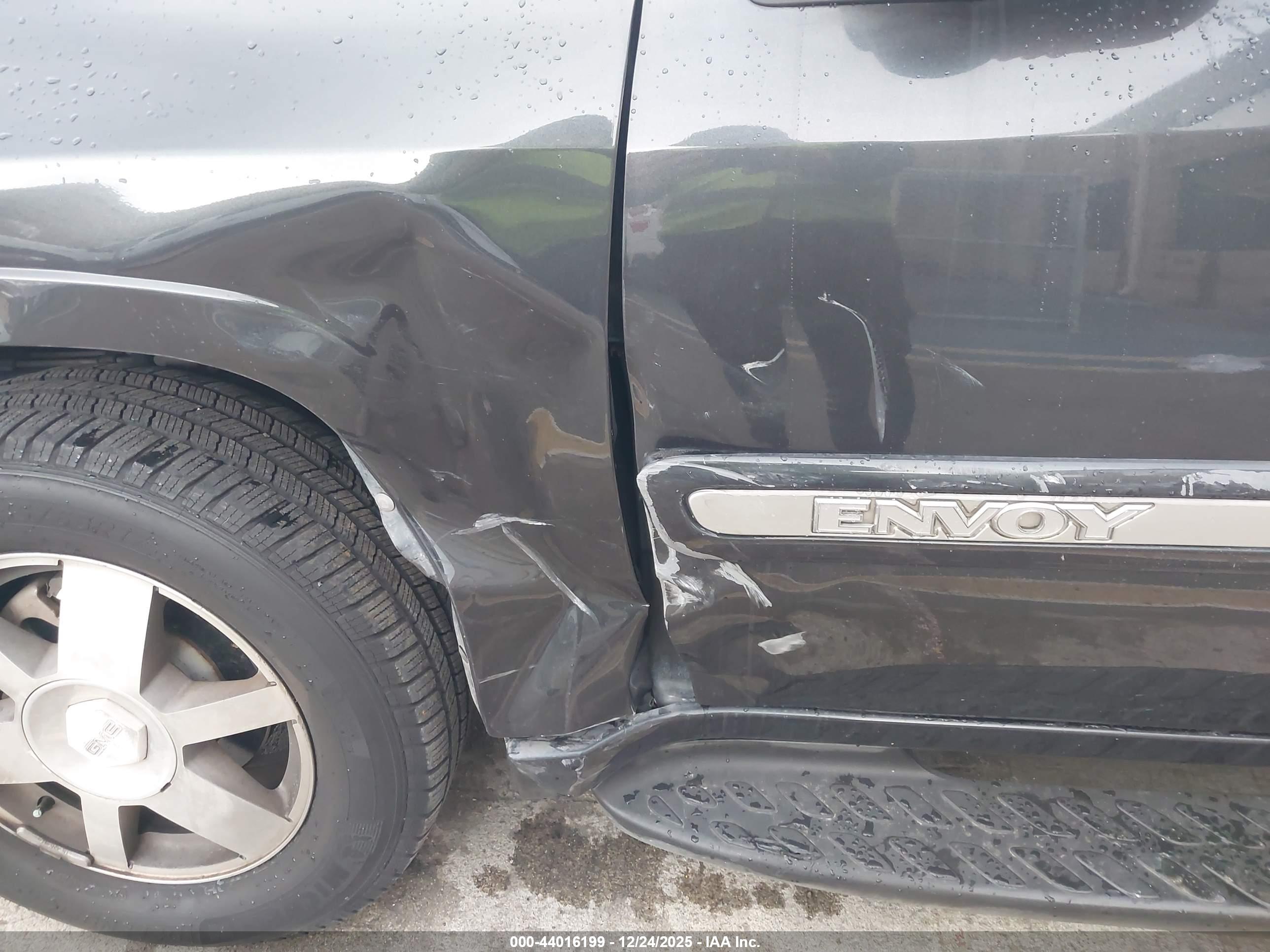 GMC ENVOY image 6