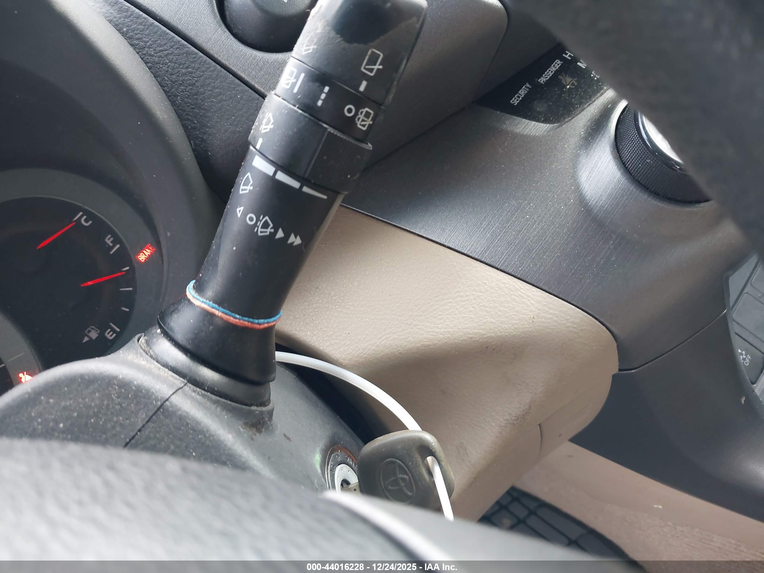TOYOTA RAV4 image 11