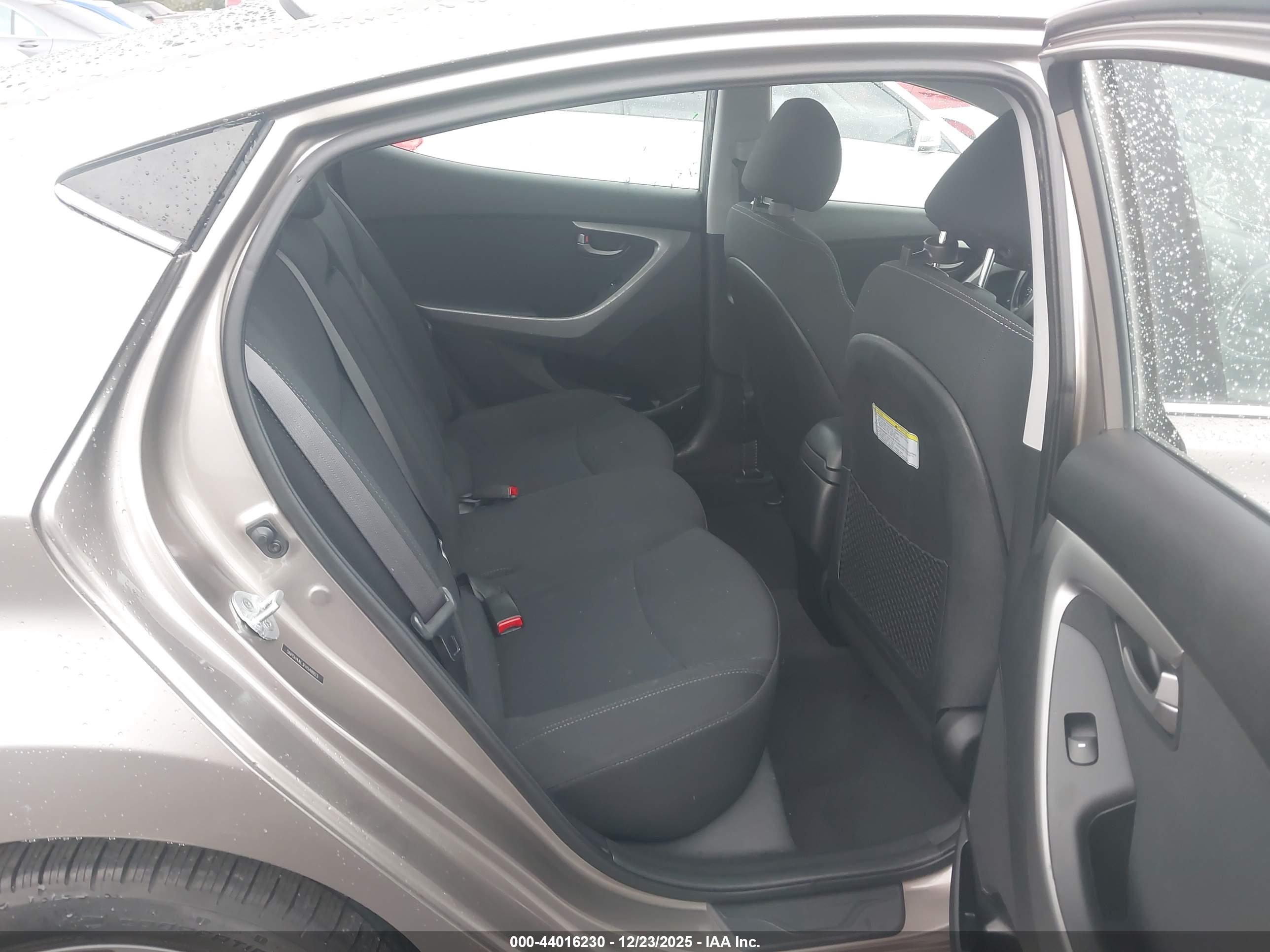 HYUNDAI ELANTRA image 8