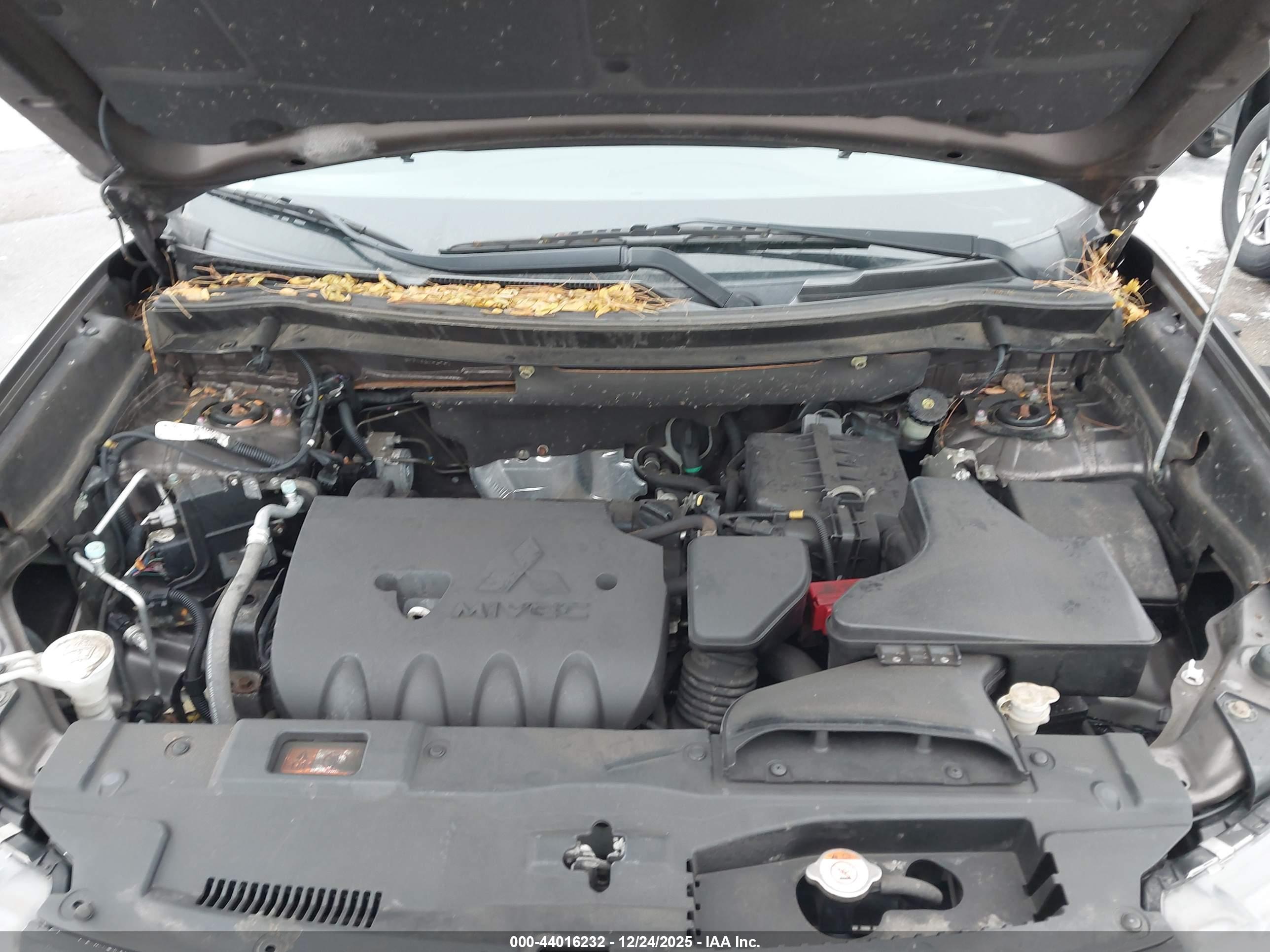 MITSUBISHI OUTLANDER image 10