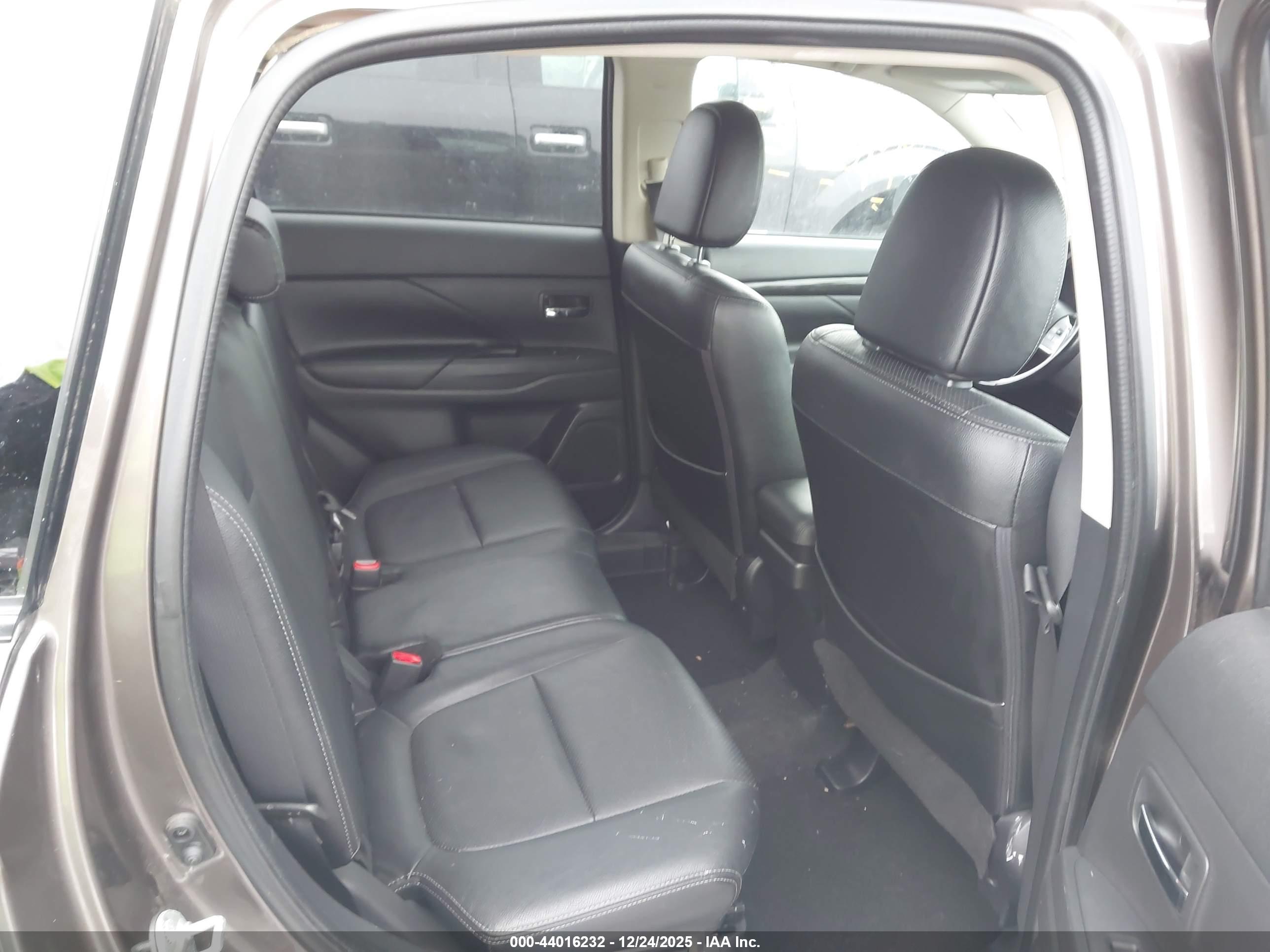 MITSUBISHI OUTLANDER image 8