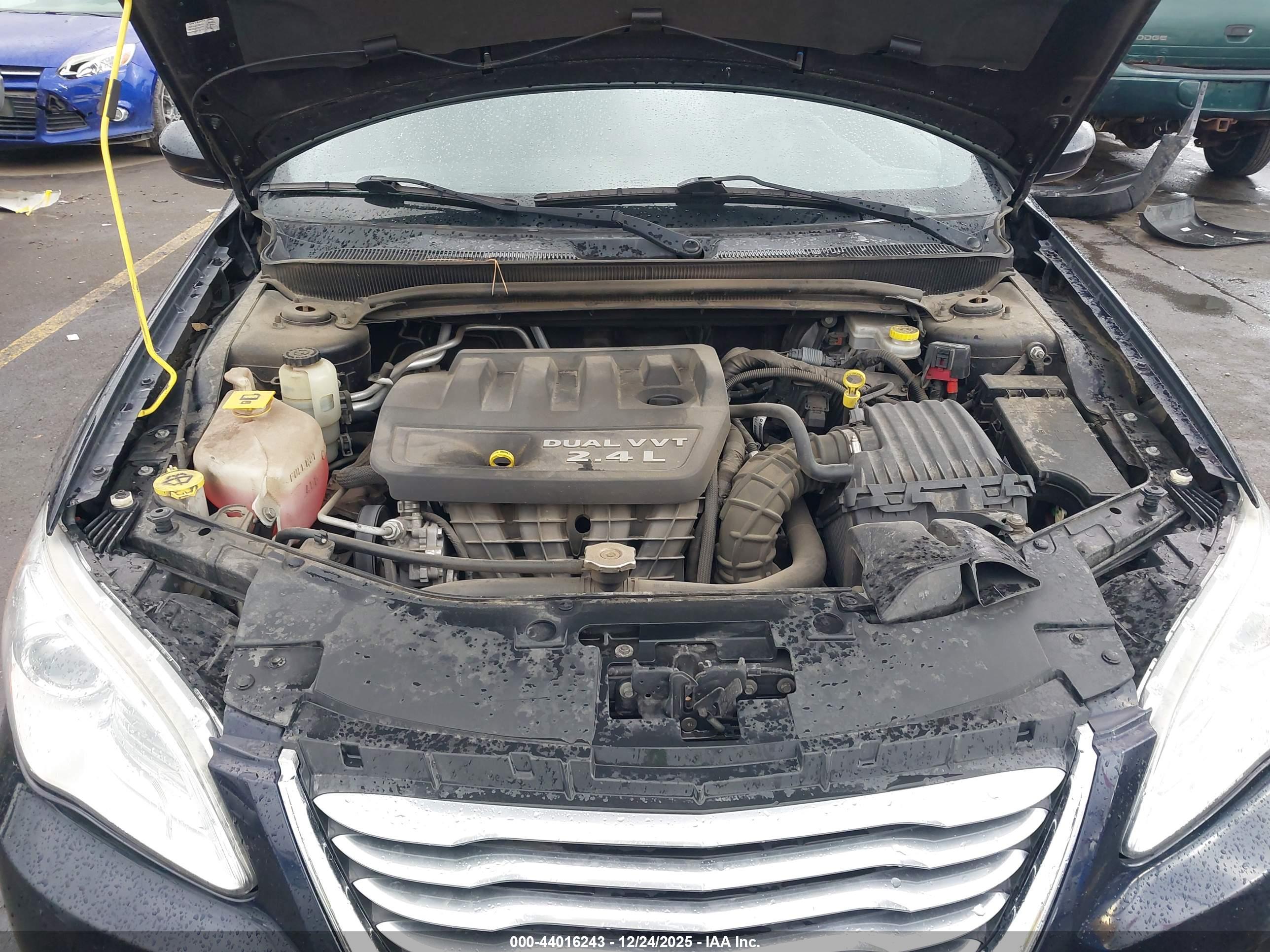 CHRYSLER 200 image 10