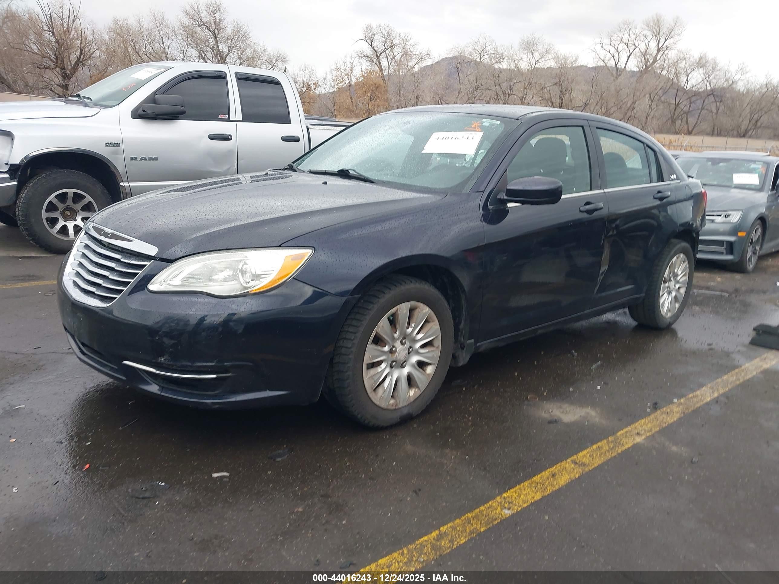 CHRYSLER 200 image 2