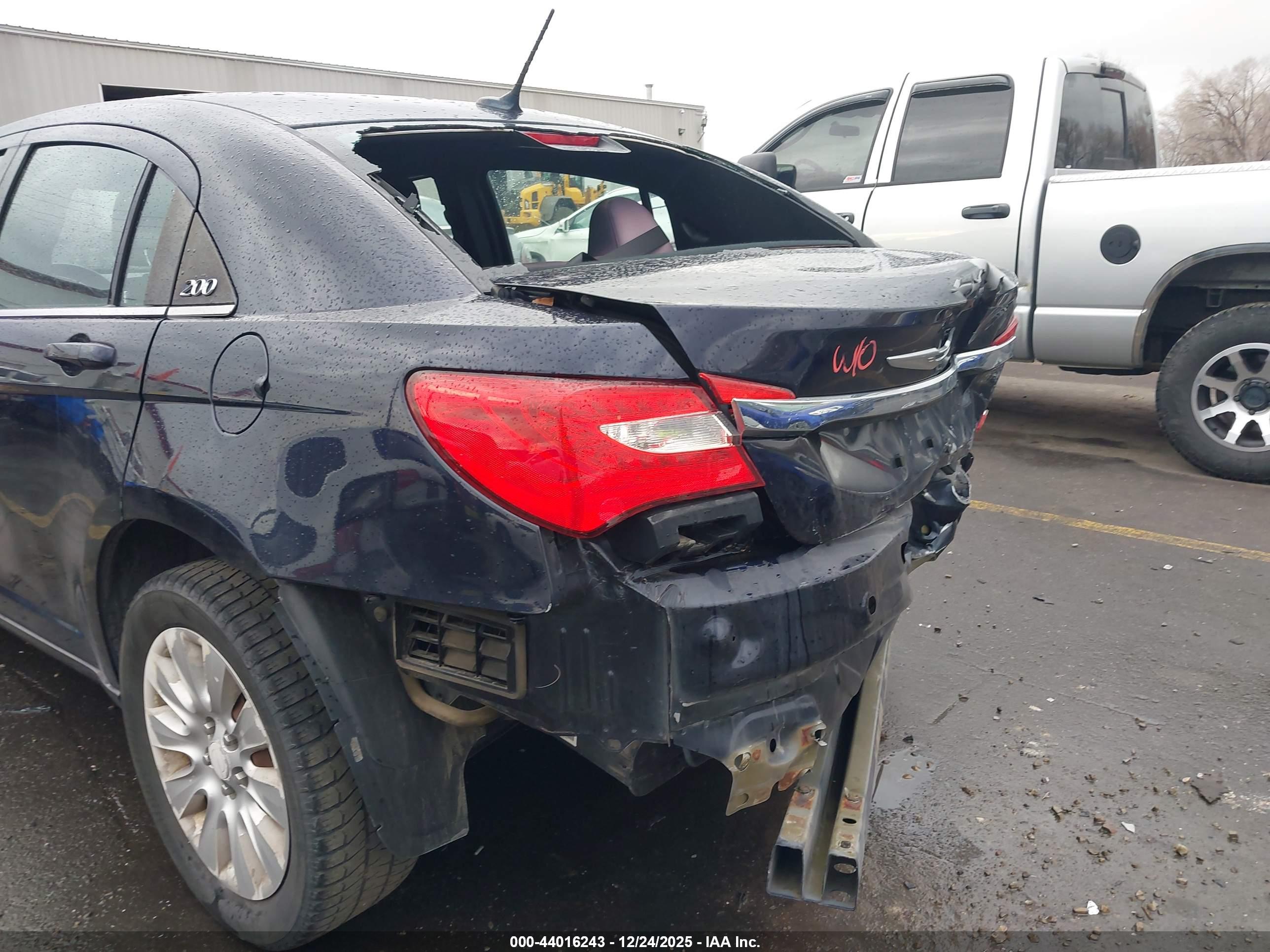 CHRYSLER 200 image 6